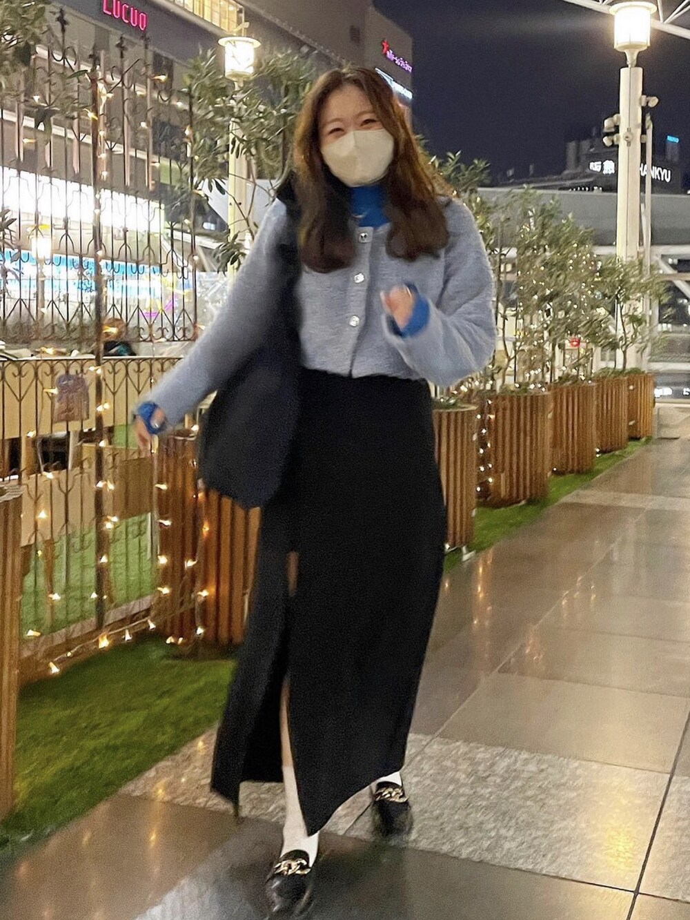 「春コーデ、おでかけコーデ、大人女子、パンツスタイル、着回しコーデ、キレイめカジュアル、カーディガン、カーディガンコーデ、ロングスカート」｜「mysticのリボンヤーンショートカーディガン（カーディガン/ボレロ、ブルー系）」を使った、Nishimura Misakiさん（レディース・160cm）の冬コーディネートの2枚目の写真