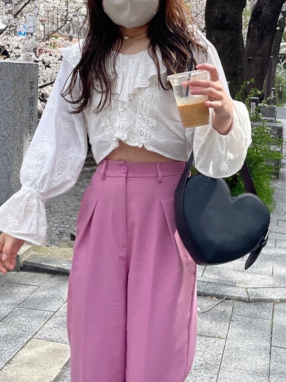 「春、今日のコーデ、春カラー、大人コーデ、ラフ、きれいめカジュアル、お洒落さんとつながりたい、カラーコーデ、ナチュラル、はるコーデ、お花見、お花見コーデ、ブラウス×パンツ、ピンク、ピンクコーデ」｜「mysticのセンタープレスタックパンツ（その他パンツ、ピンク系）」を使った、Nishimura Misakiさん（レディース・160cm）の春コーディネートの3枚目の写真
