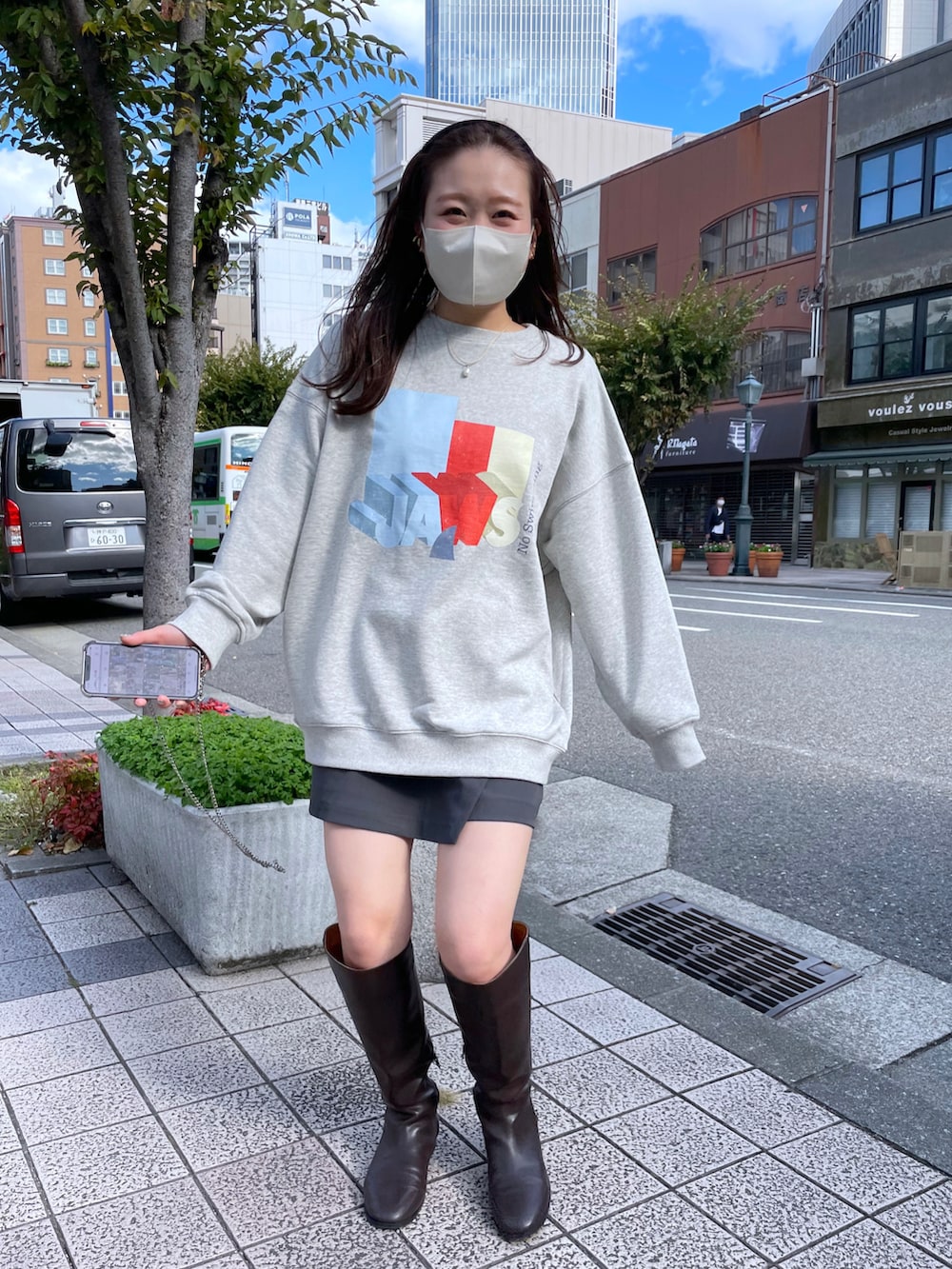 「大人カジュアル、秋冬コーデ、ゆるコーデ、シンプル、スウェット、スウェットパーカー、ショートパンツ」｜「mysticのJAWS / スウェット（スウェット、グレー系）」を使った、Nishimura Misakiさん（レディース・160cm）の秋コーディネートの2枚目の写真