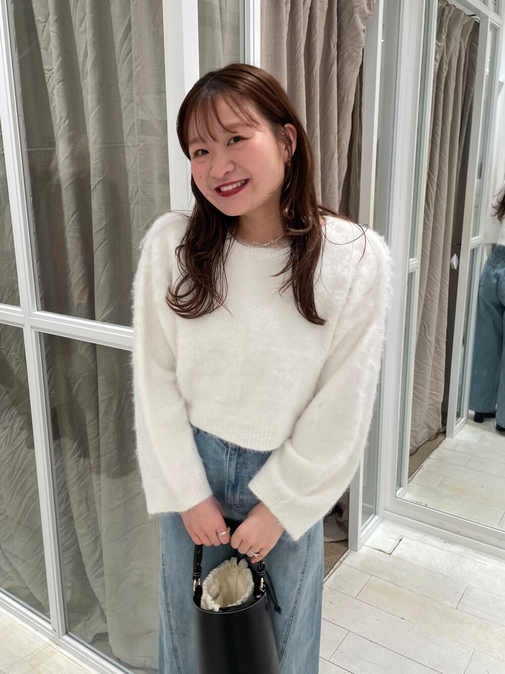 「秋冬コーデ、お出かけコーデ、今日のコーデ、シンプルスタイル、着回しコーデ、秋カラー」｜「mysticのウールシャギーショートニット（ニット/セーター、グレー系）」を使った、Nishimura Misakiさん（レディース・160cm）の秋コーディネートの4枚目の写真