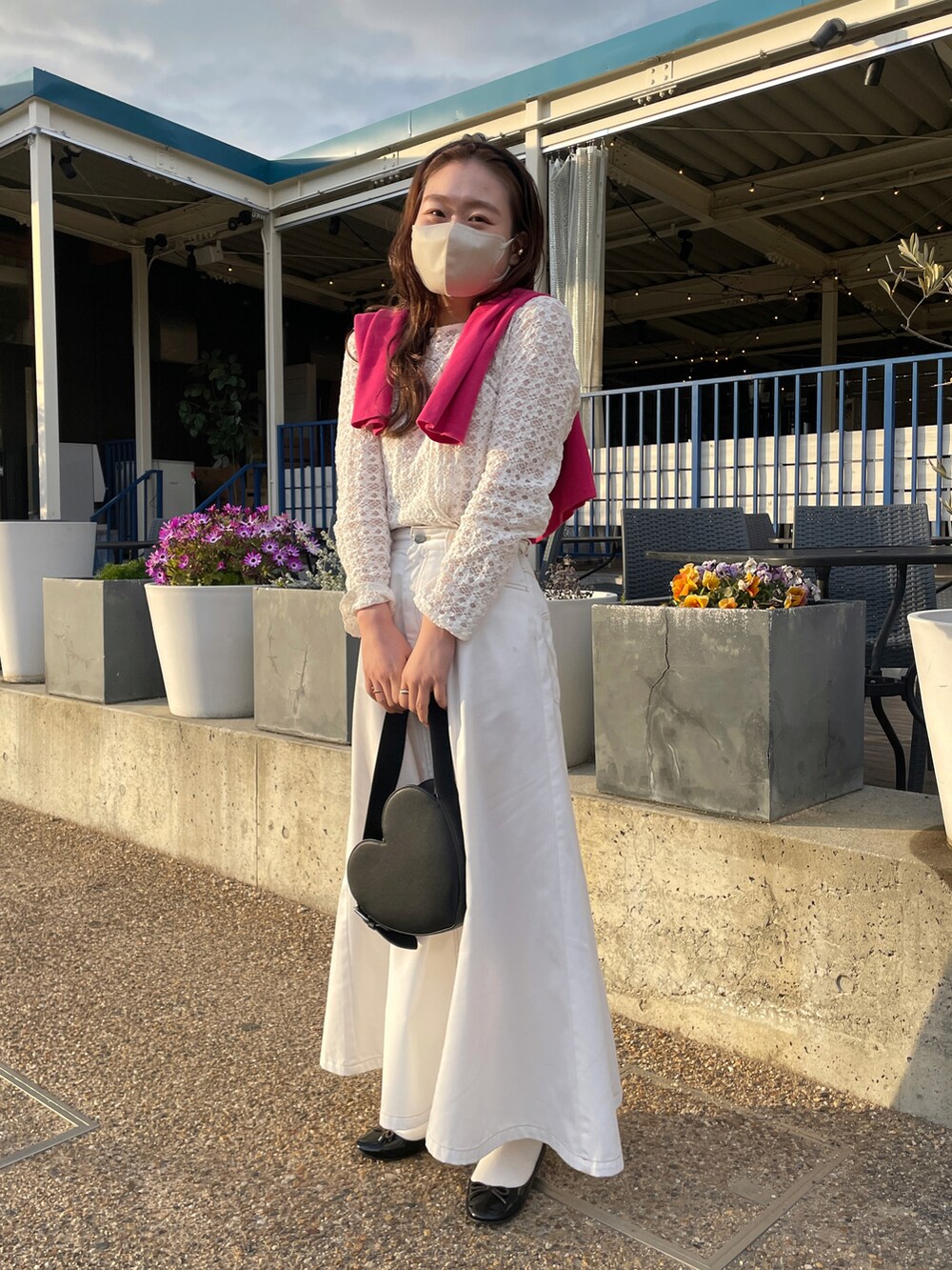 「休日スタイル、プチプラ、オトナカジュアル、カラーコーデ、春カラー、カジュアルガーリー、ゆるコーデ、春夏コーデ、ホワイト、きれいめカジュアル、キレイめ、きれいめコーディネート、ピンク、ピンクコーデ」｜「mysticのジャケットチビカーディガン（カーディガン/ボレロ、ピンク系）」を使った、Nishimura Misakiさん（レディース・160cm）の春コーディネートの4枚目の写真