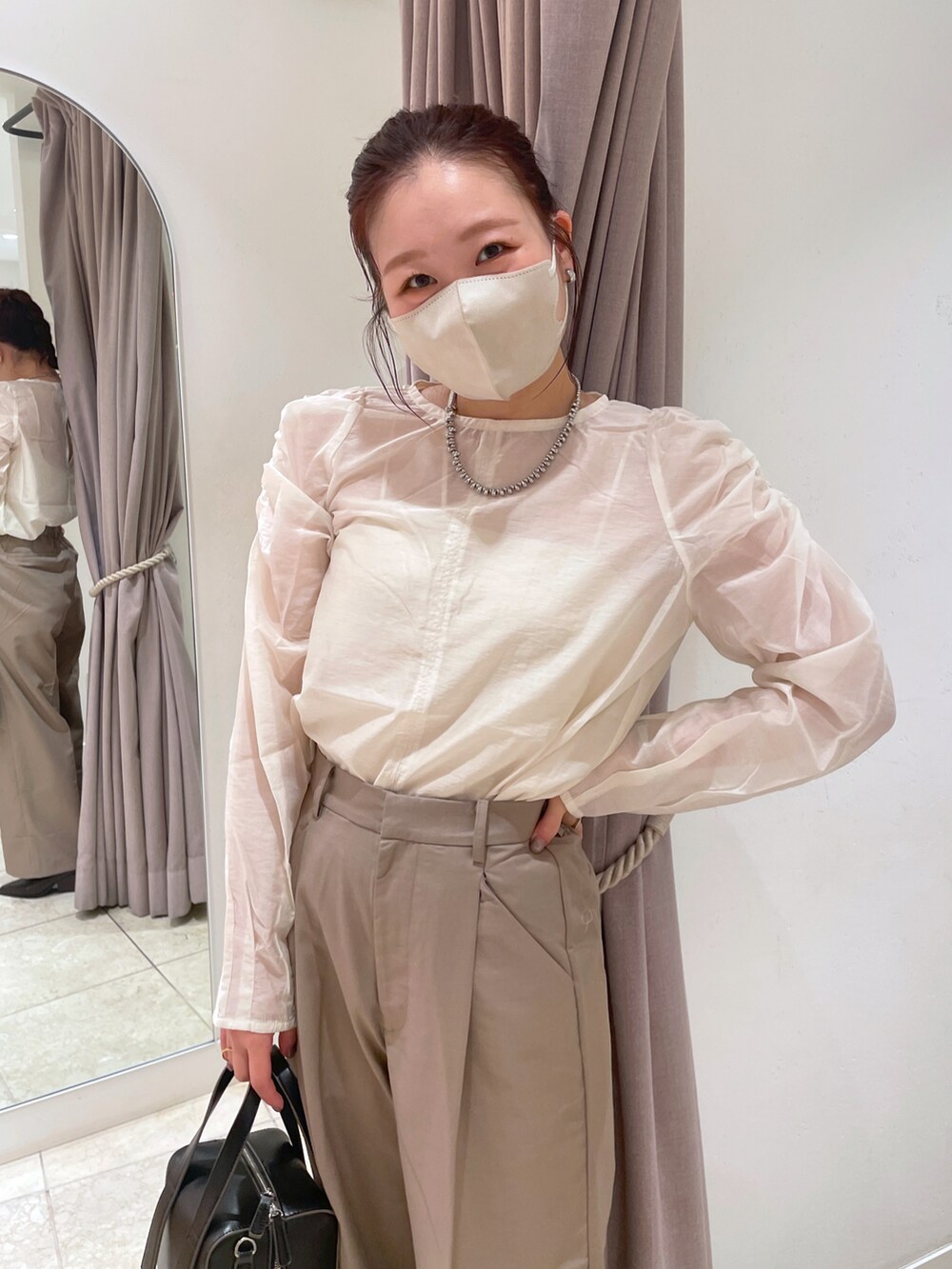 「秋服準備はじめました、シンプル、秋先取りコーデ、パンツスタイル、秋コーデ、きれいめカジュアル、スラックス、スラックスパンツ、パワショル、シアー、ブラウス×パンツ」｜「mysticのシアーパワショルブラウス（シャツ/ブラウス、ホワイト系）」を使った、Nishimura Misakiさん（レディース・160cm）の秋コーディネートの4枚目の写真
