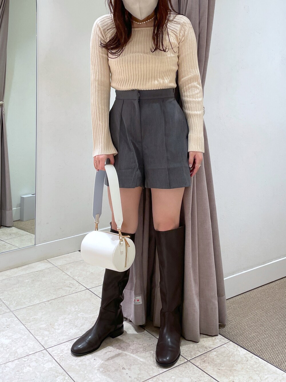 「秋先取りコーデ、秋服、オトナカジュアル、カジュアルコーデ、今日のコーデ、初秋コーデ、ショルダーバッグ、カラーコーデ、ショートパンツ、ロングブーツ」｜「mysticのアイテム（トップス、ベージュ系）」を使った、Nishimura Misakiさん（レディース・160cm）の秋コーディネートの3枚目の写真