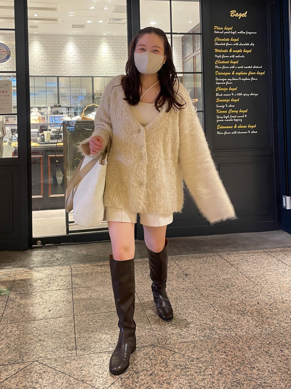 「シンプルコーデ、秋服準備はじめました、秋コーデ、カーディガン、カーディガンコーデ、ロングブーツ、ロングブーツコーデ、秋先取りコーデ、秋服、大人かわいい、ショートパンツ、キレイめ、ニット」｜「mysticのウール混シャギーカーディガン（カーディガン/ボレロ、ベージュ系）」を使った、Nishimura Misakiさん（レディース・160cm）の秋コーディネートの3枚目の写真