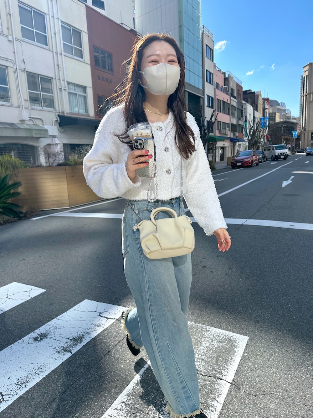「私の推しブランド、休日コーデ、オトナカジュアル、パンツコーデ、おでかけコーデ、モノトーンコーデ、カジュアル、白カーディガン、デニム、春福、春服コーデ、骨格ストレート、ワイドデニム」｜「mysticの【カラー展開豊富】リボンヤーンショートカーディガン（カーディガン/ボレロ、ホワイト系）」を使った、Nishimura Misakiさん（レディース・160cm）の冬コーディネートの2枚目の写真