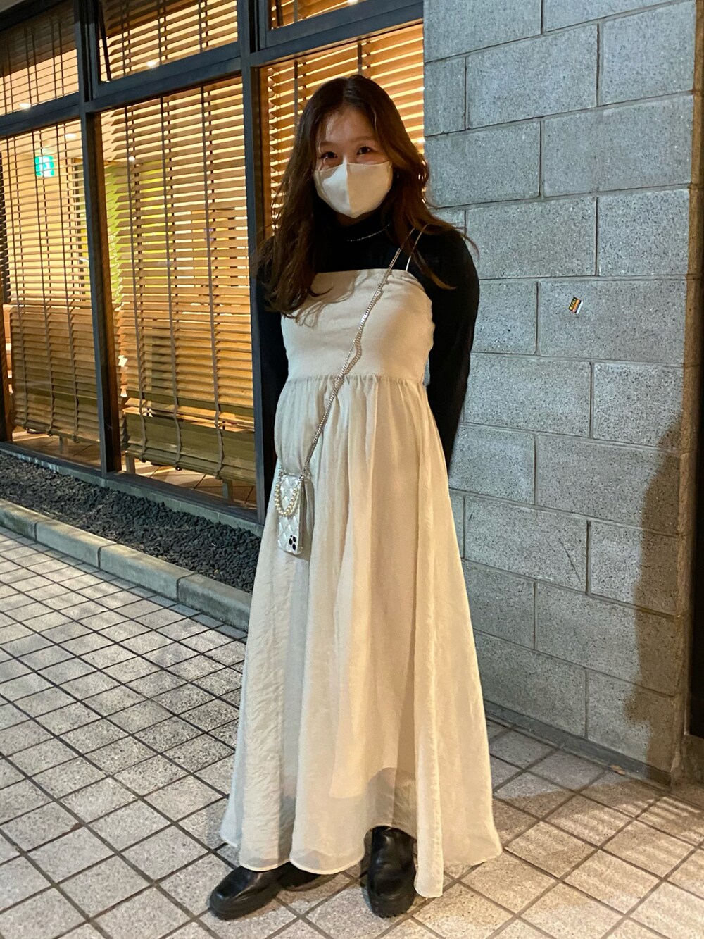「休日スタイル、カジュアル、プチプラコーデ、シンプルコーデ、あったかコーデ、オトナカワイイ、大人女子、秋コーデ、ootd、ワンピース、ワンピースコーデ」｜「mysticの【サイズ展開あり】シアーベアキャミワンピース（ワンピース、ベージュ系）」を使った、Nishimura Misakiさん（レディース・160cm）の秋コーディネートの2枚目の写真