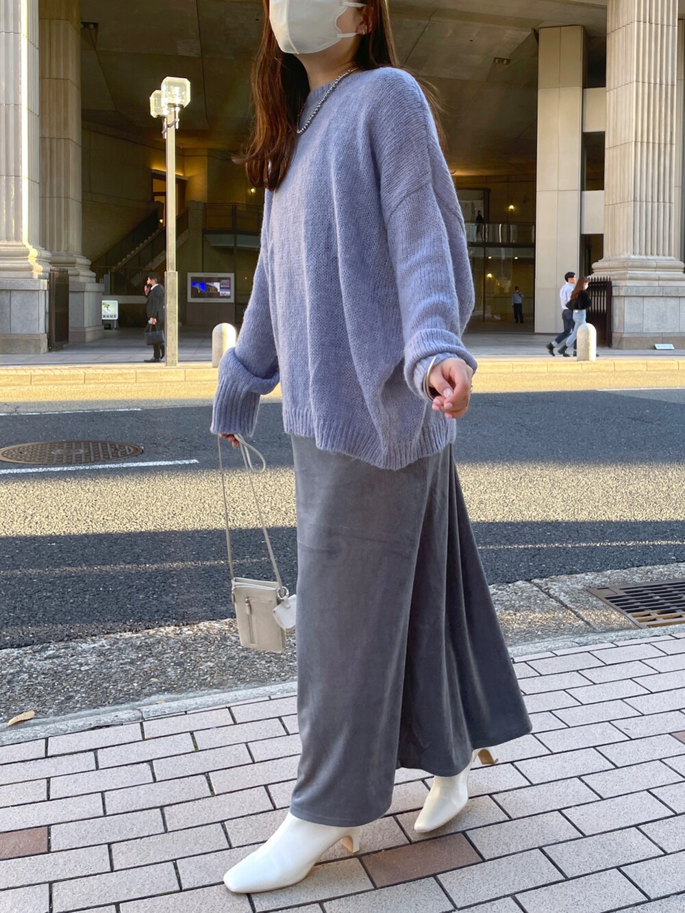 「大人カジュアル、WEARハロウィン2022、秋冬コーデ、シンプル、キャミワンピース、ブルーコーデ、ブルー、ニット、シアーニット」｜「mysticのモヘアシアーニット（ニット/セーター、ブルー系）」を使った、Nishimura Misakiさん（レディース・160cm）の秋コーディネートの2枚目の写真