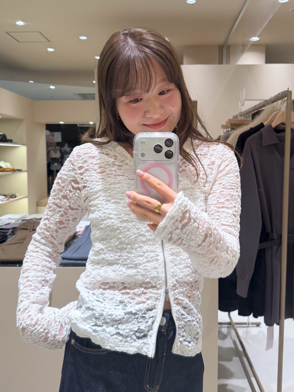 ブルー系のトップス、ブルー系のデニムパンツ、ホワイト系のパーカーを着用したレディースの冬コーディネートの3枚目の写真