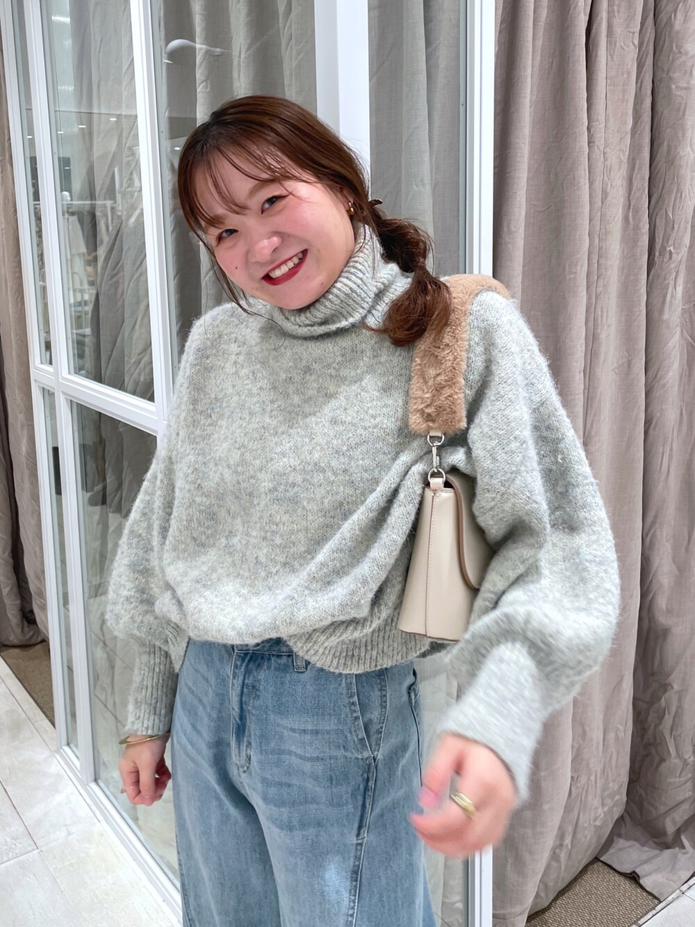 「秋冬コーデ、お出かけコーデ、秋服、シンプルスタイル、今日のコーデ、着回しコーデ、秋カラー、ootd」｜「mysticの【4色展開】モヘアライクタートルニット（ニット/セーター、グリーン系）」を使った、Nishimura Misakiさん（レディース・160cm）の秋コーディネートの2枚目の写真