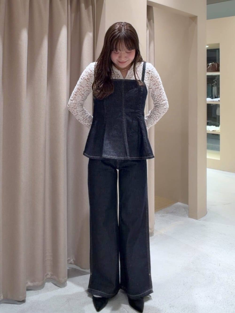 ブルー系のトップス、ブルー系のデニムパンツ、ホワイト系のパーカーを着用したレディースの冬コーディネートの4枚目の写真