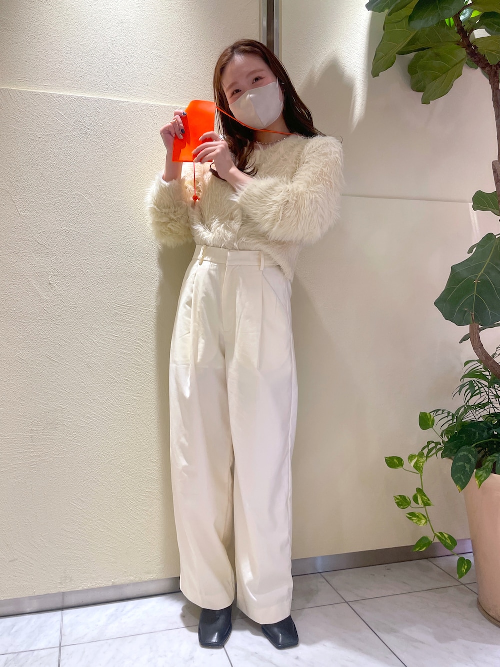 「大人カジュアル、秋服コーデ、カジュアル、ニット、オトナ女子、お出かけコーデ、パンツスタイル、お洒落さんとつながりたい、秋冬」｜「mysticの【再入荷決定！】シャギーショートカーディガン（カーディガン/ボレロ、ブラック系）」を使った、Nishimura Misakiさん（レディース・160cm）の秋コーディネートの4枚目の写真