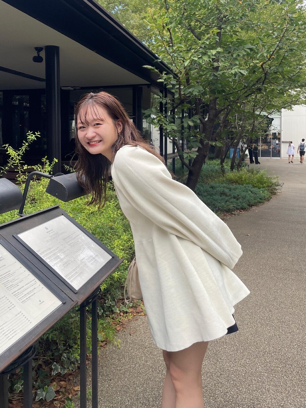 「秋冬コーデ、お出かけコーデ、シンプルスタイル、秋服、今日のコーデ、着回しコーデ、秋カラー、ootd、骨格ストレート」｜「mysticのWZIPペプラムカーディガン（ニット/セーター、ホワイト系）」を使った、Nishimura Misakiさん（レディース・160cm）の秋コーディネートの4枚目の写真