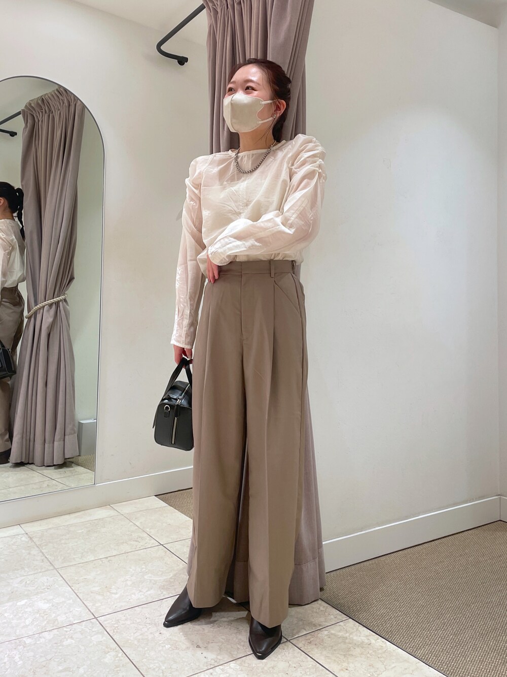 「秋服準備はじめました、シンプル、秋先取りコーデ、パンツスタイル、秋コーデ、きれいめカジュアル、スラックス、スラックスパンツ、パワショル、シアー、ブラウス×パンツ」｜「mysticのシアーパワショルブラウス（シャツ/ブラウス、ホワイト系）」を使った、Nishimura Misakiさん（レディース・160cm）の秋コーディネートの2枚目の写真