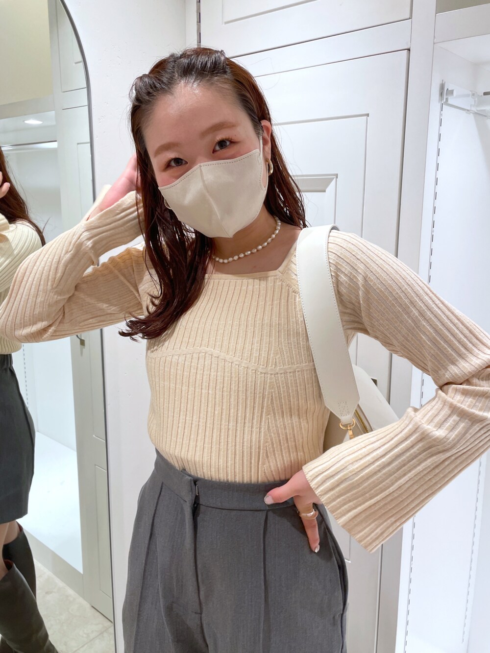 「秋先取りコーデ、秋服、オトナカジュアル、カジュアルコーデ、今日のコーデ、初秋コーデ、ショルダーバッグ、カラーコーデ、ショートパンツ、ロングブーツ」｜「mysticのアイテム（トップス、ベージュ系）」を使った、Nishimura Misakiさん（レディース・160cm）の秋コーディネートの4枚目の写真