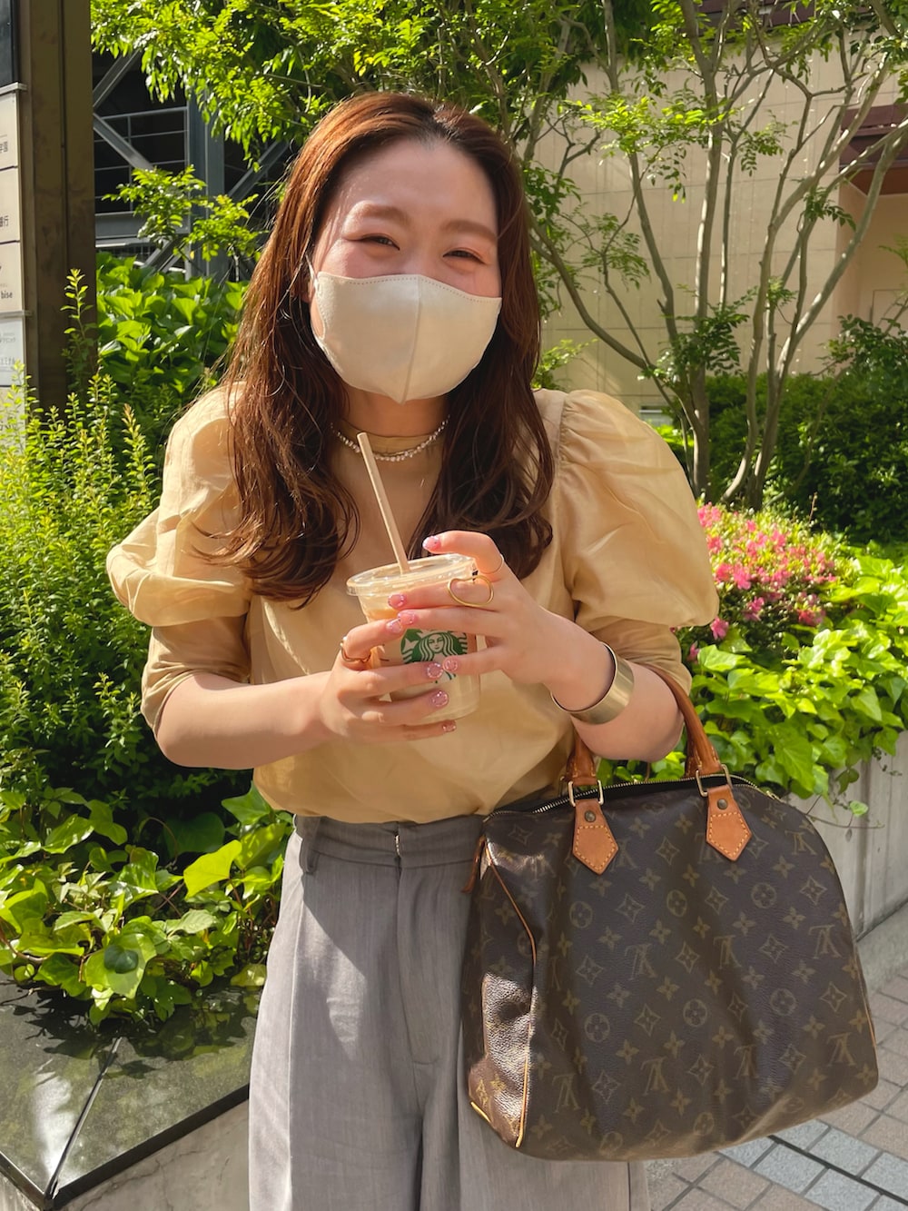 「ごきげんウィーク、休日スタイル、春夏コーデ、カジュアルコーデ、オトナ女子、パンツスタイル、ブラウス、透け感、透け感ブラウス、きれいめカジュアル、大人かわいい、高身長コーデ」｜「mysticのスラックスワイドパンツ（スラックス、グレー系）」を使った、Nishimura Misakiさん（レディース・160cm）の春コーディネートの3枚目の写真