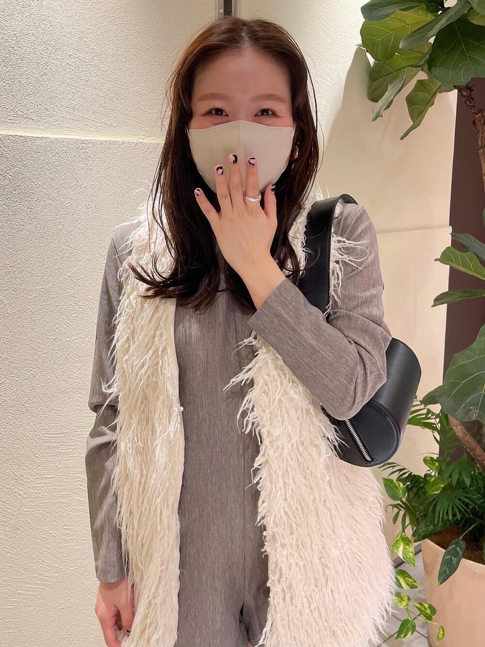 「秋、秋ルック紹介するよ、シンプル、休日スタイル、オトナ女子、今日のコーデ、秋冬コーデ、オールインワン、オールインワンコーデ、ファーベスト、ファーベストコーデ、骨格ストレート」｜「mysticのアイテム（トップス、ホワイト系）」を使った、Nishimura Misakiさん（レディース・160cm）の秋コーディネートの2枚目の写真