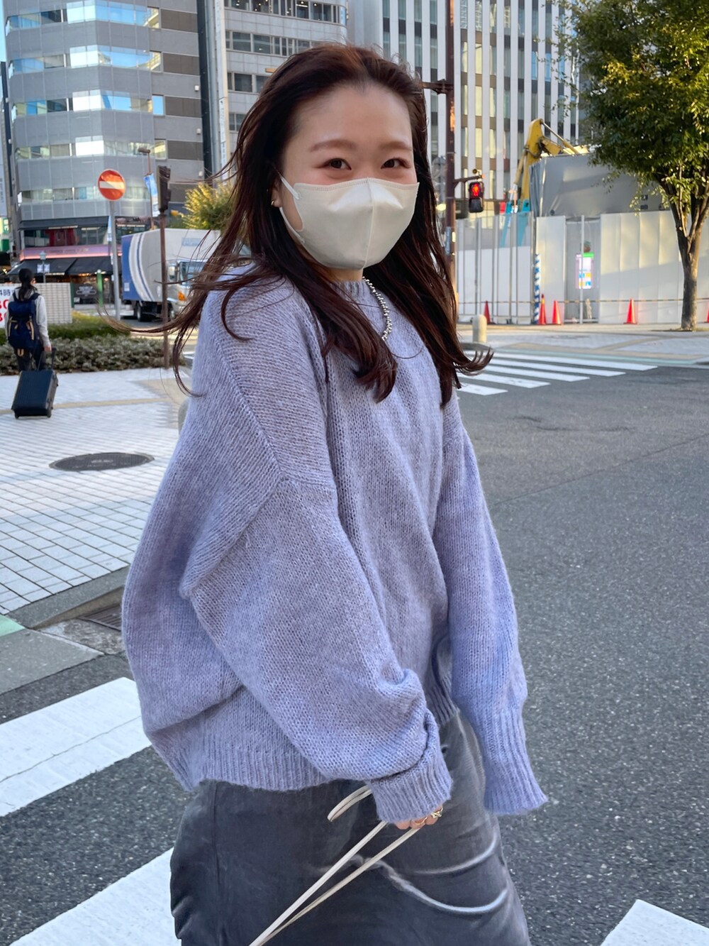 「大人カジュアル、WEARハロウィン2022、秋冬コーデ、シンプル、キャミワンピース、ブルーコーデ、ブルー、ニット、シアーニット」｜「mysticのモヘアシアーニット（ニット/セーター、ブルー系）」を使った、Nishimura Misakiさん（レディース・160cm）の秋コーディネートの3枚目の写真