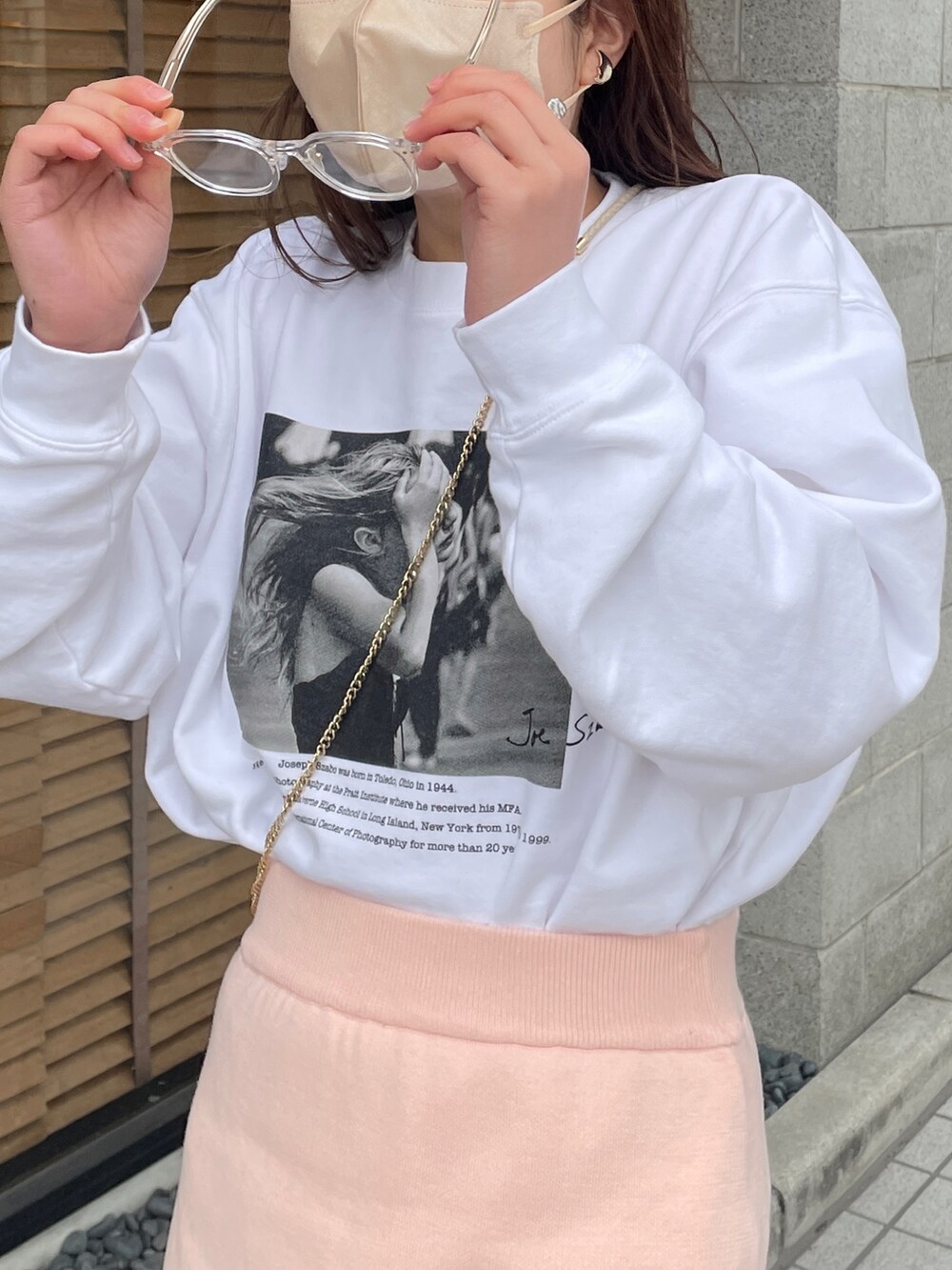 「カジュアル、オトナカジュアル、はるコーデ、春、プチプラ、おしゃれさんと繋がりたい、ラフ、ピンクコーデ、ピンク、スウェット、クリアメガネ、タイトスカート、カジュアルコーデ、骨格ストレート」｜「mysticのジョースザボ別注スウェット Twilight girl（スウェット、ホワイト系）」を使った、Nishimura Misakiさん（レディース・160cm）の春コーディネートの3枚目の写真