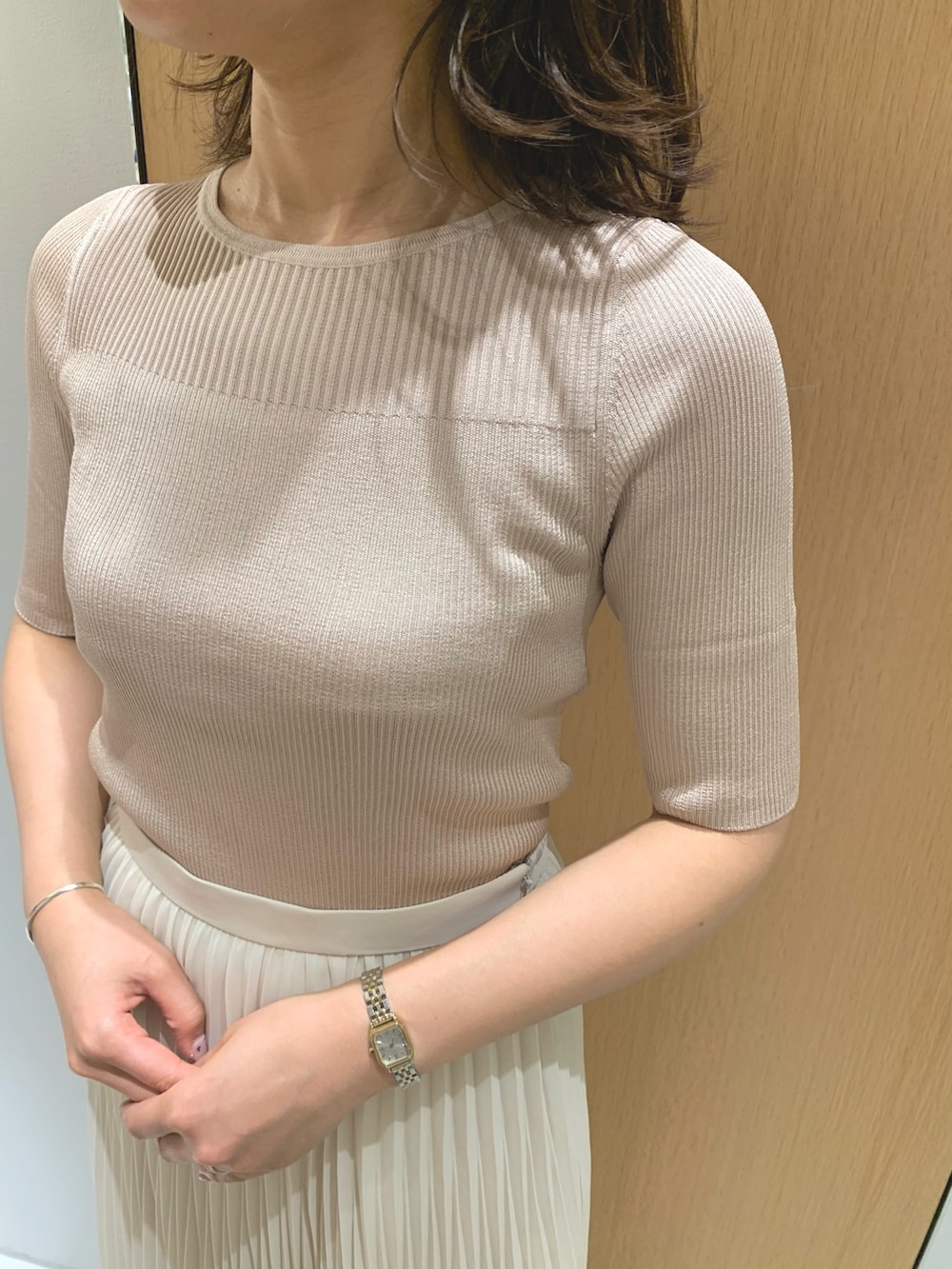 ホワイト系のスカート、ベージュ系のトートバッグ、ベージュ系のノーカラージャケットを着用したレディースの春コーディネートの6枚目の写真