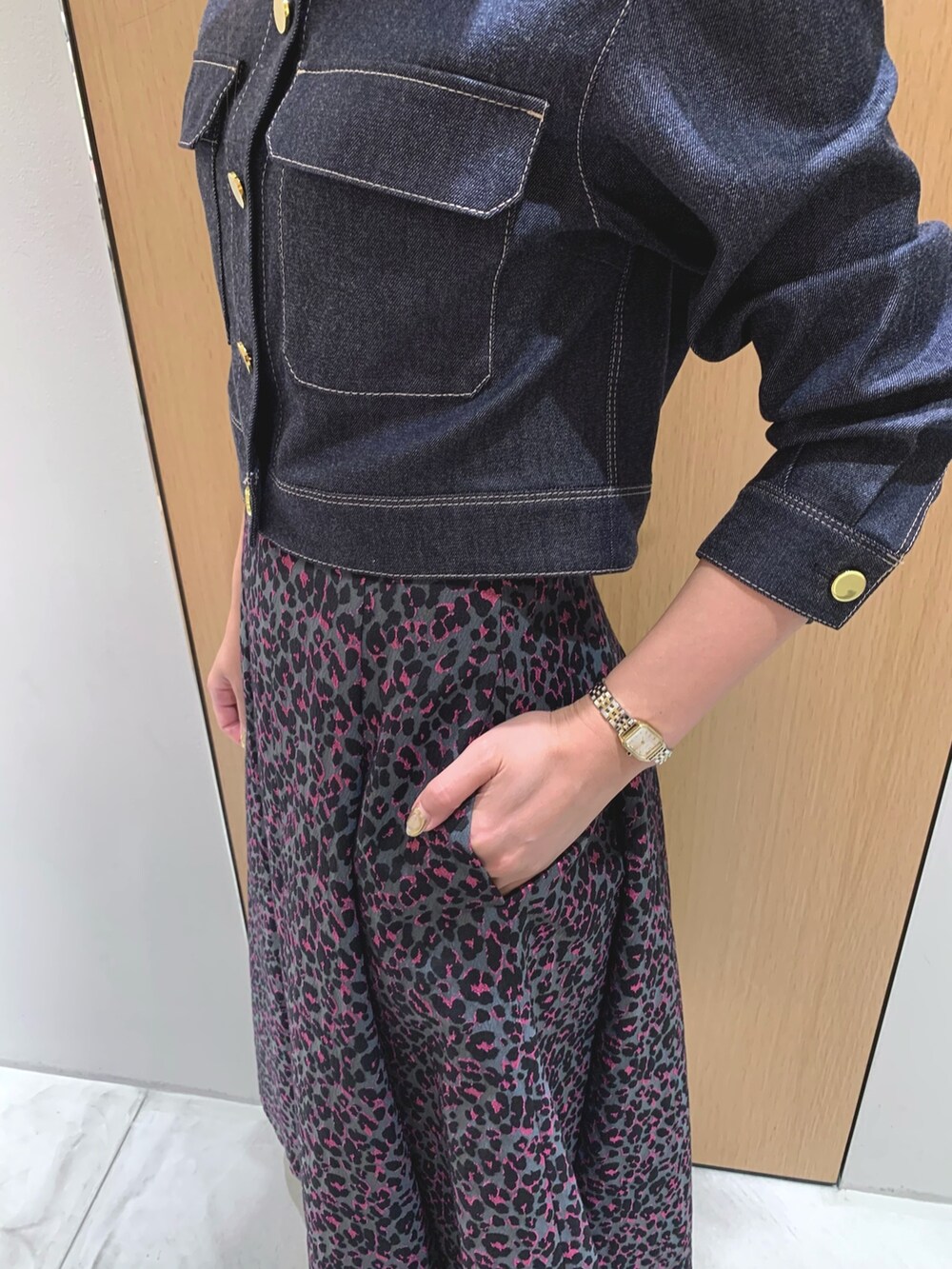 ピンク系のスカート、ブルー系のデニムジャケット、ブラック系のハンドバッグを着用したレディースの秋コーディネートの9枚目の写真