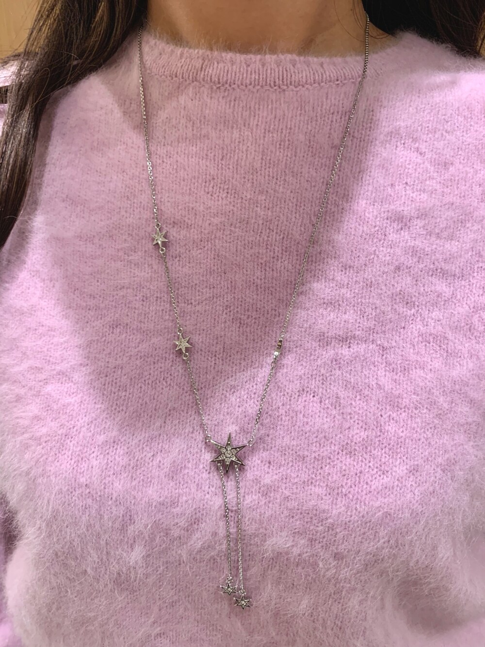 グレー系のハンドバッグ、ブラック系のスカート、パープル系のニット/セーターを着用したレディースの冬コーディネートの5枚目の写真