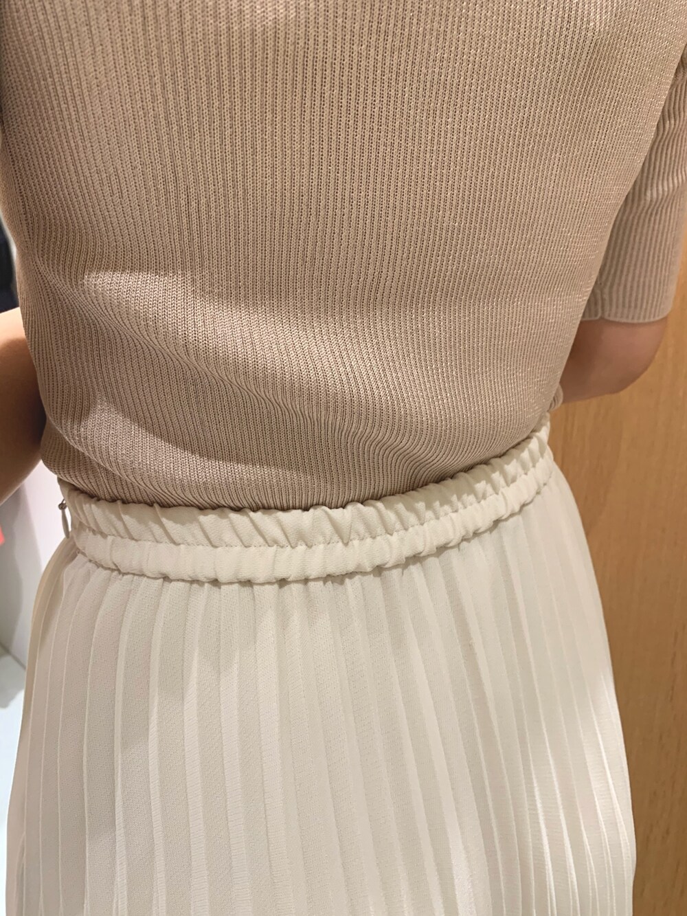 ホワイト系のスカート、ベージュ系のトートバッグ、ベージュ系のノーカラージャケットを着用したレディースの春コーディネートの7枚目の写真