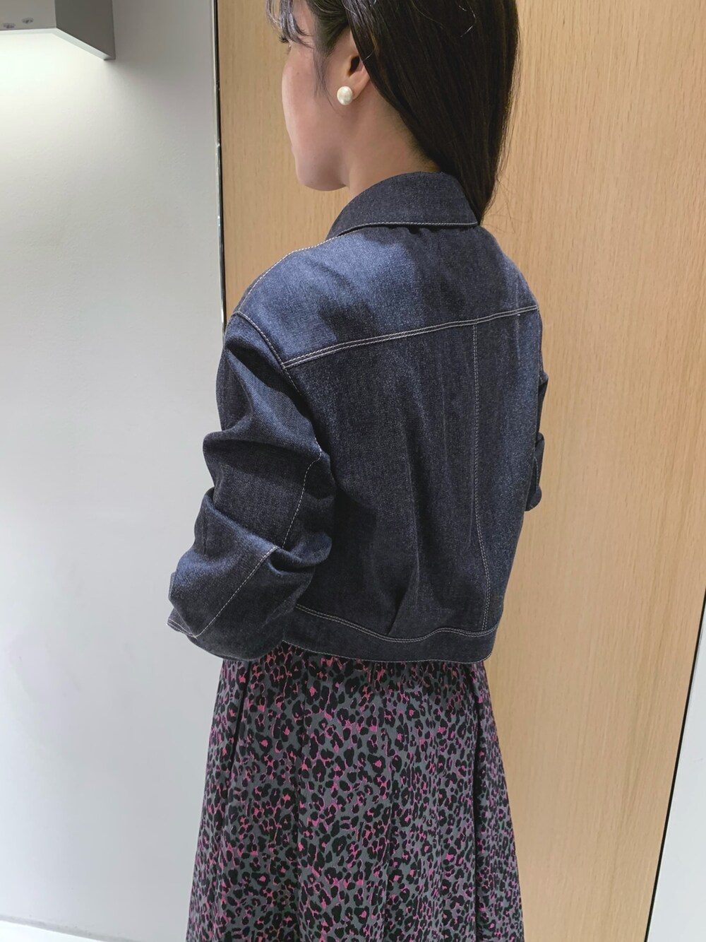 ピンク系のスカート、ブルー系のデニムジャケット、ブラック系のハンドバッグを着用したレディースの秋コーディネートの8枚目の写真