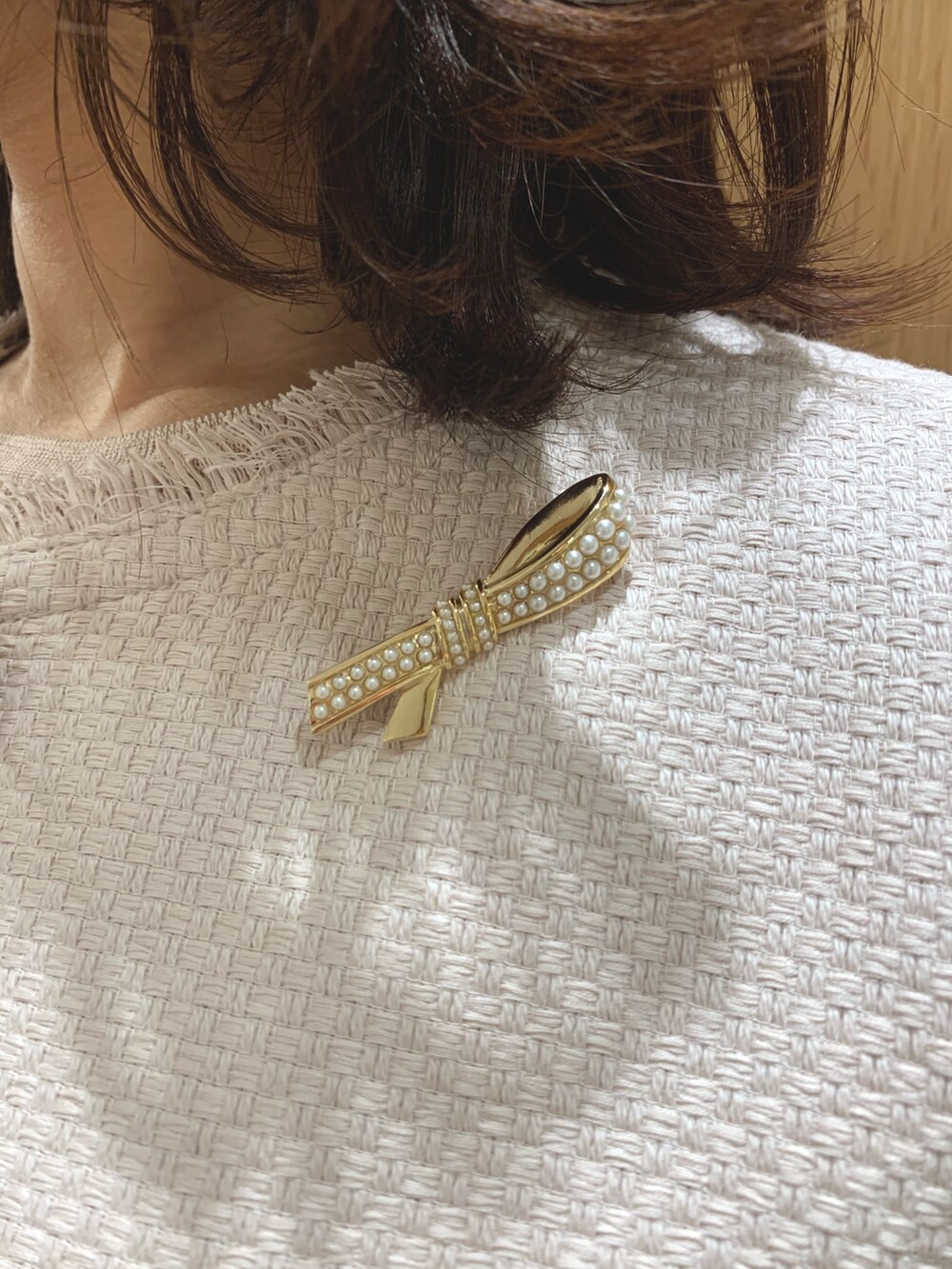 ホワイト系のスカート、ベージュ系のトートバッグ、ベージュ系のノーカラージャケットを着用したレディースの春コーディネートの5枚目の写真