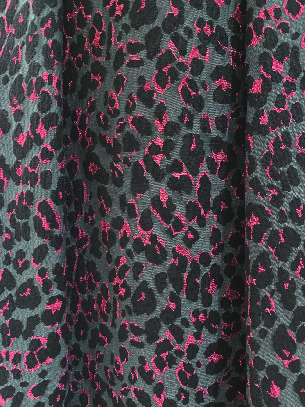 ピンク系のスカート、ブルー系のデニムジャケット、ブラック系のハンドバッグを着用したレディースの秋コーディネートの10枚目の写真