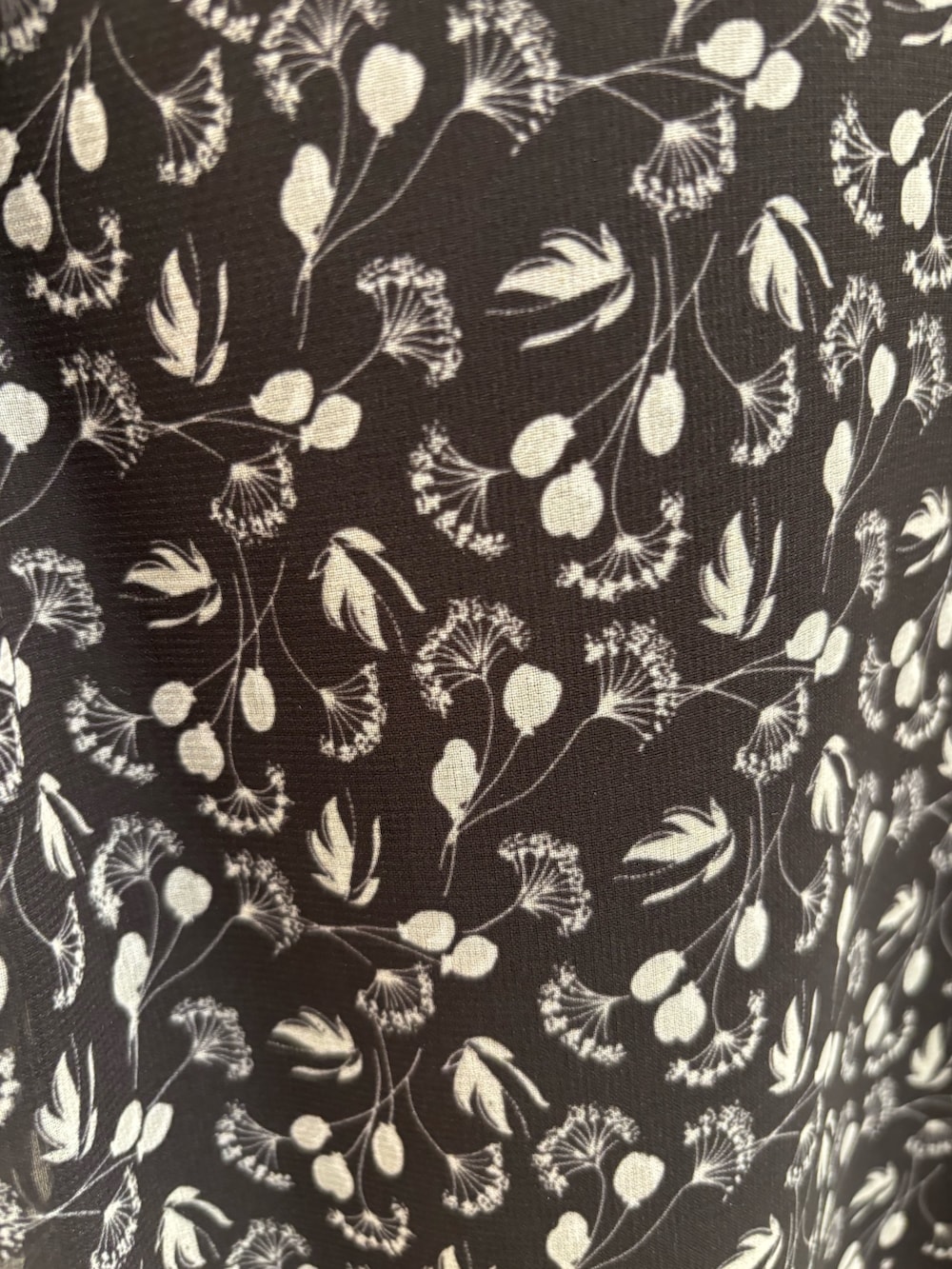 ブラック系のスカート、レッド系のハンドバッグ、ホワイト系のニット/セーターを着用したレディースの秋コーディネートの9枚目の写真