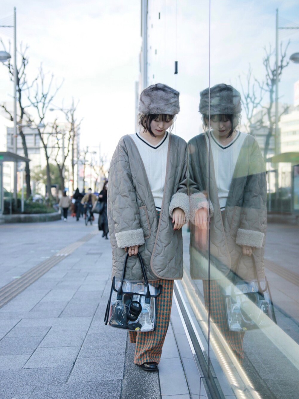 ブラック系のバッグ、オレンジ系のパンツ、ベージュ系のジャケット/アウターを着用したレディースの冬コーディネートの2枚目の写真