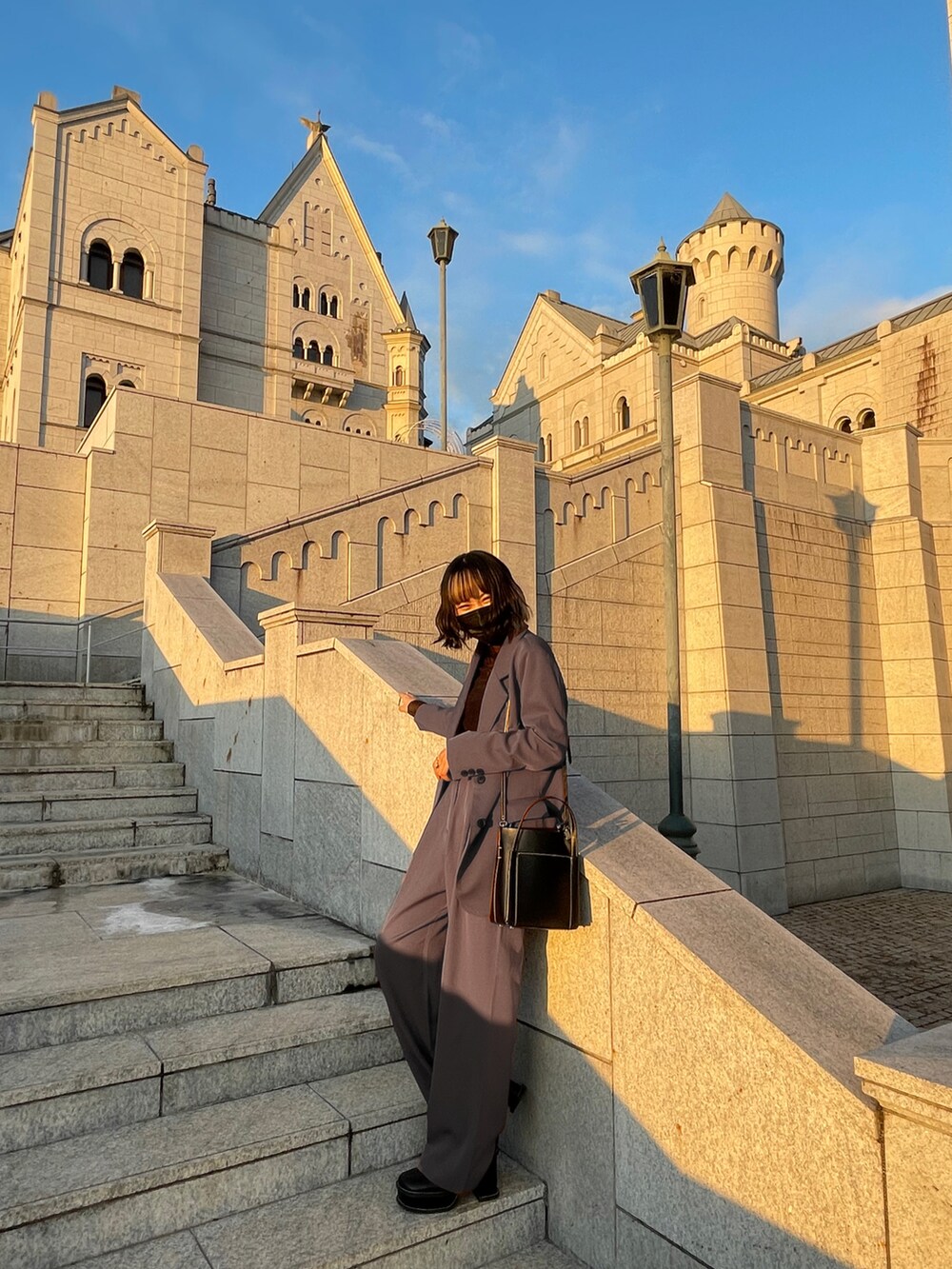 ブラック系のショルダーバッグ、パープル系のジャケット/アウター、ブラック系のトップスを着用したレディースの冬コーディネートの2枚目の写真