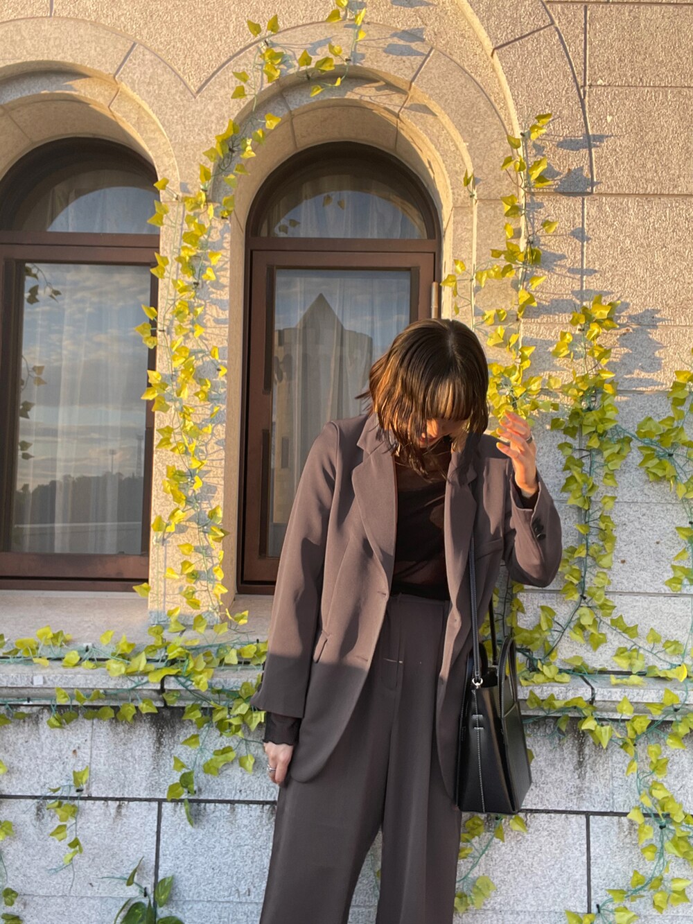 ブラック系のショルダーバッグ、パープル系のジャケット/アウター、ブラック系のトップスを着用したレディースの冬コーディネートの3枚目の写真