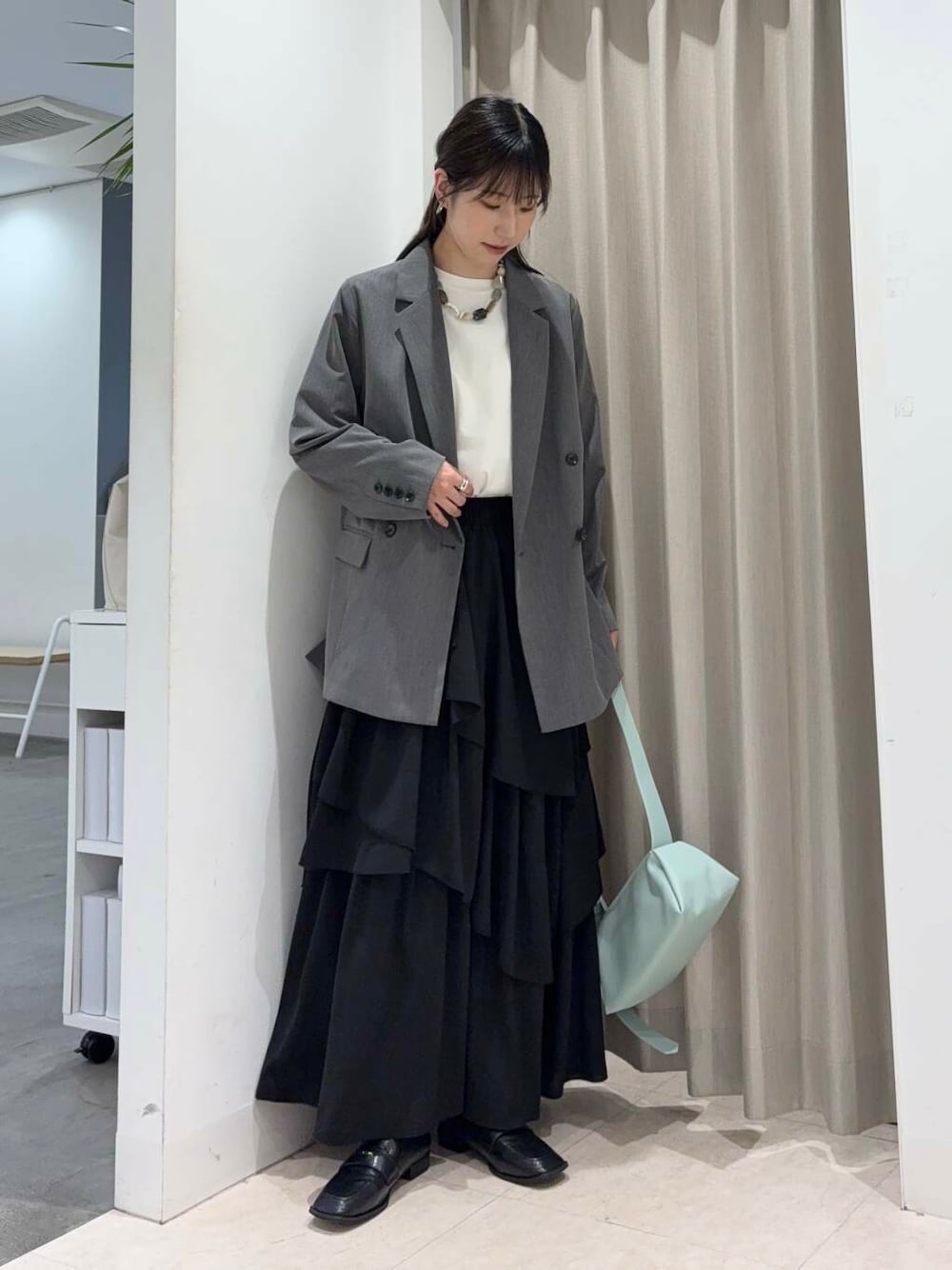 「センスオブプレイス、大人カジュアル、ジャケット、Tシャツ、ママコーデ、カジュアルコーデ、ロゴT、senseofplace、休日コーデ、newarrival、メンズ、高身長、20代後半、骨格ウェーブ、イエベ秋」|「SENSE OF PLACE by URBAN RESEARCHのコインローファー(ローファー、ブラック系)」を使った、wakaさん(レディース・162cm)の春コーディネートの3枚目の写真