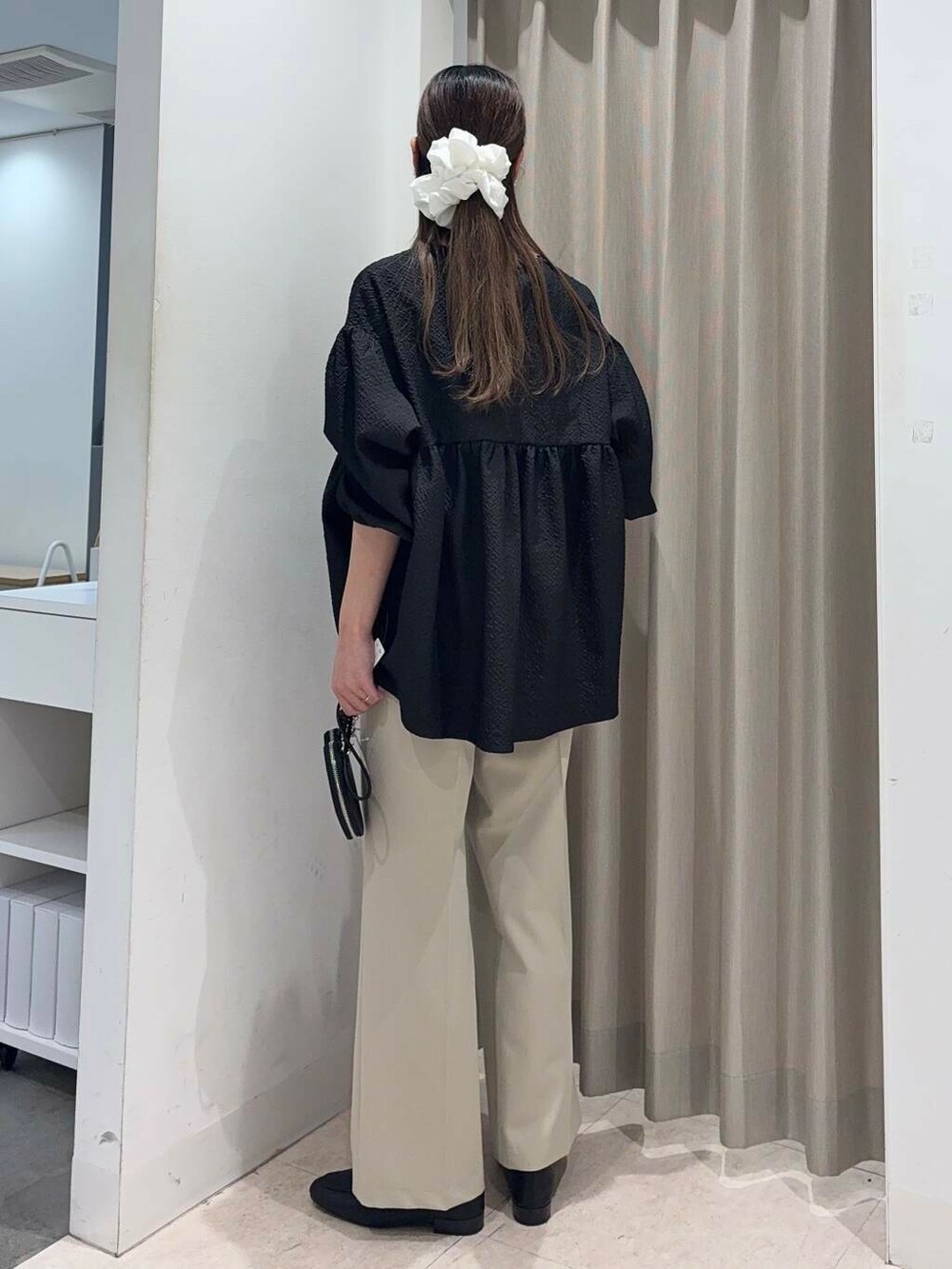 「SENSE OF PLACE by URBAN RESEARCHの『TALLサイズ/WEB限定』センタープレスストレートパンツ(スラックス、ベージュ系)」を使った、wakaさん(レディース・162cm)の春コーディネートの4枚目の写真
