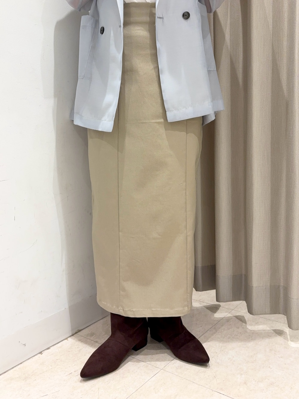 ブルー系のテーラードジャケット、その他のTシャツ/カットソー、ブラウン系のハンドバッグを着用したレディースの春コーディネートの4枚目の写真