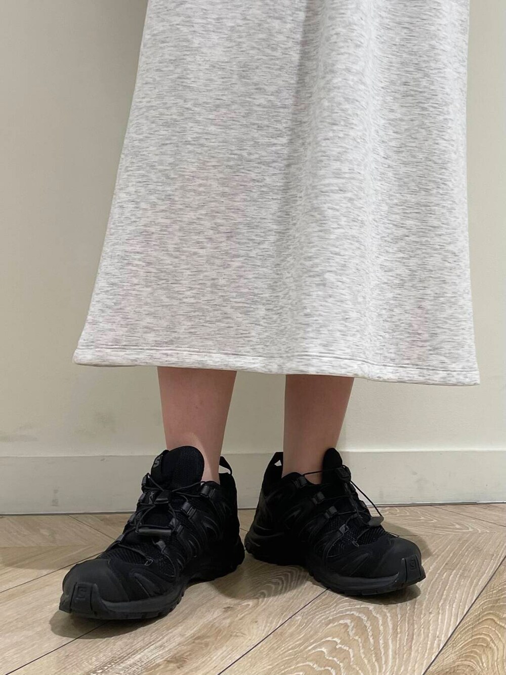 ブラック系のキャミソール、ブラック系のトートバッグ、グレー系のワンピースを着用したレディースの夏コーディネートの4枚目の写真