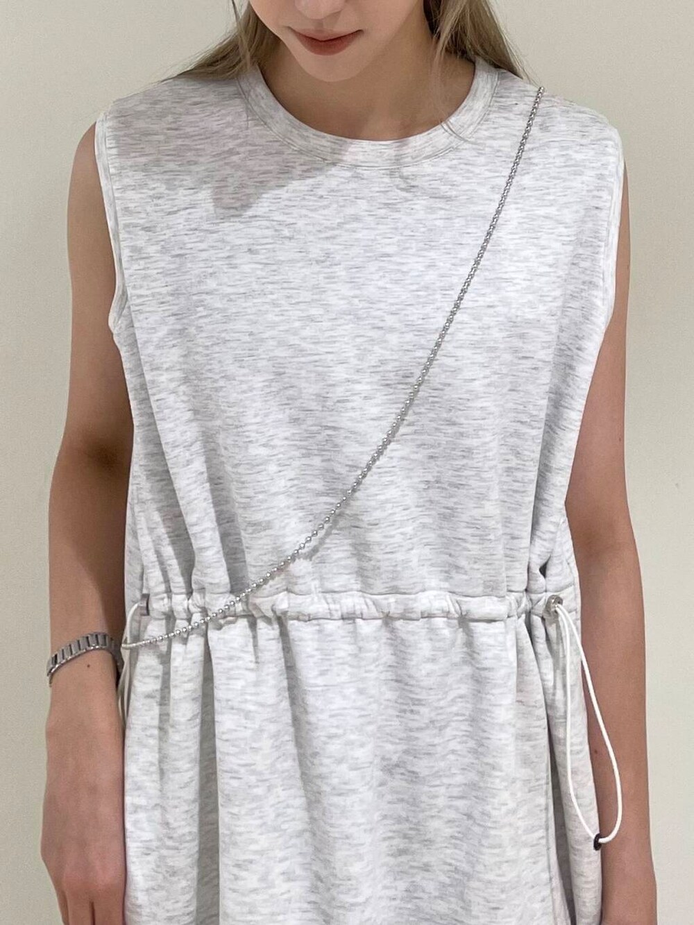 ブラック系のキャミソール、ブラック系のトートバッグ、グレー系のワンピースを着用したレディースの夏コーディネートの3枚目の写真