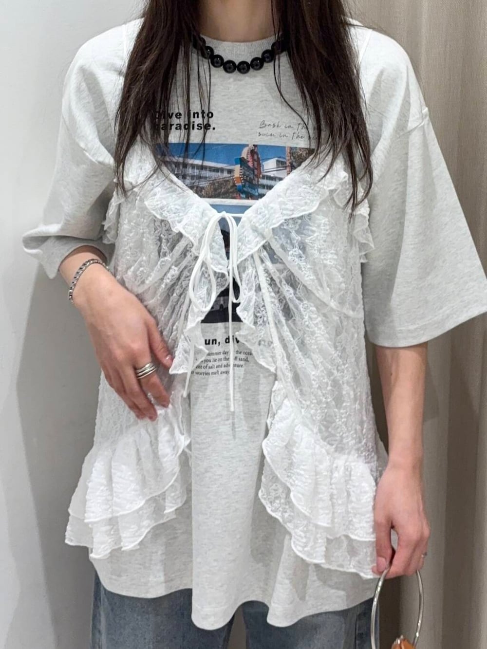 「センスオブプレイス、大人カジュアル、デニム、ママコーデ、カジュアルコーデ、レイヤード、ロゴT、パンツ、senseofplace、パンツスタイル、休日コーデ、高身長、20代後半、骨格ウェーブ、イエベ秋」|「SENSE OF PLACE by URBAN RESEARCHのフープハンドルバッグ(ハンドバッグ、イエロー系)」を使った、wakaさん(レディース・162cm)の夏コーディネートの3枚目の写真