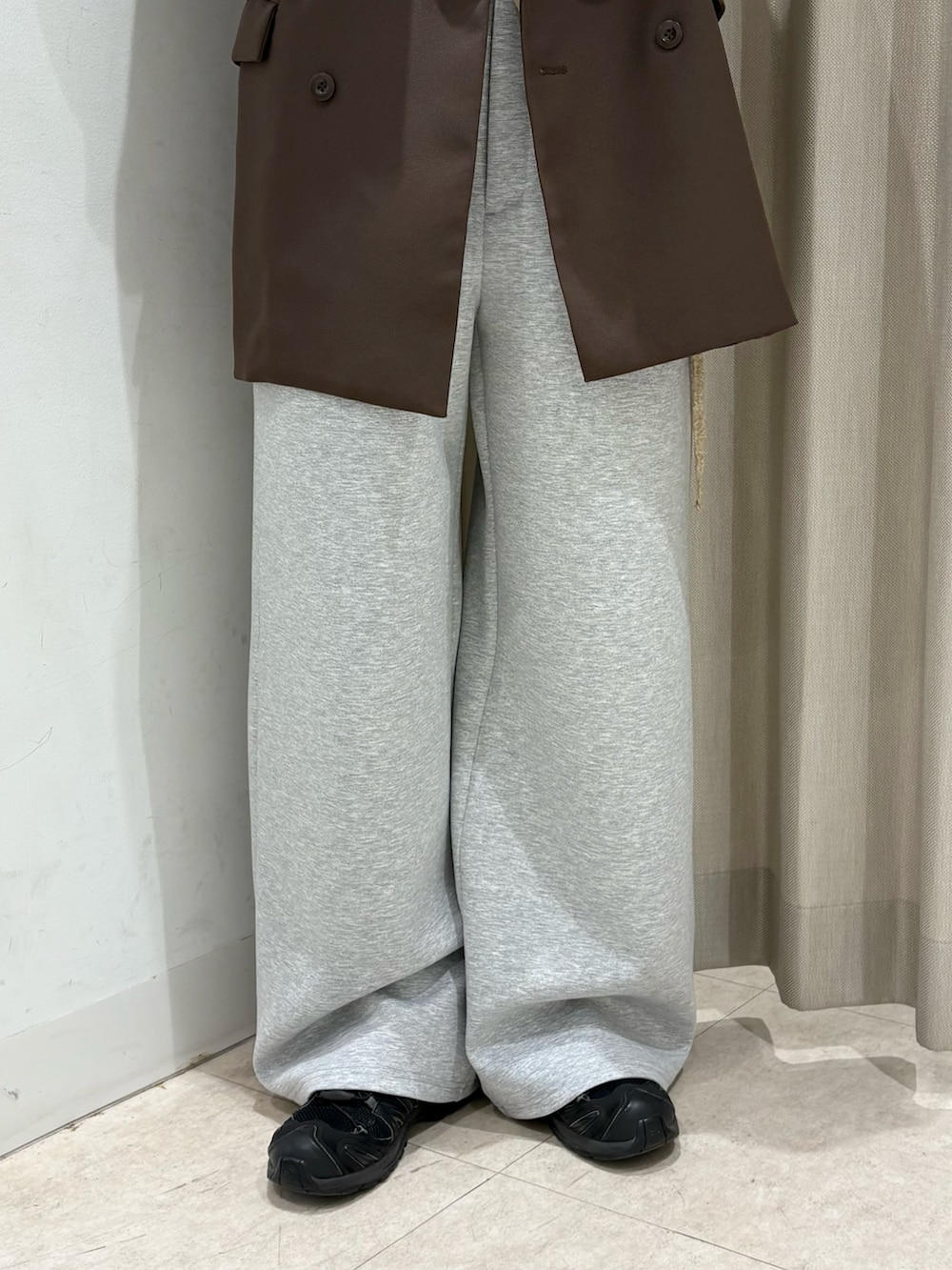 ブラウン系のその他アウター、ベージュ系のその他トップス、グレー系のその他パンツを着用したレディースの春コーディネートの4枚目の写真