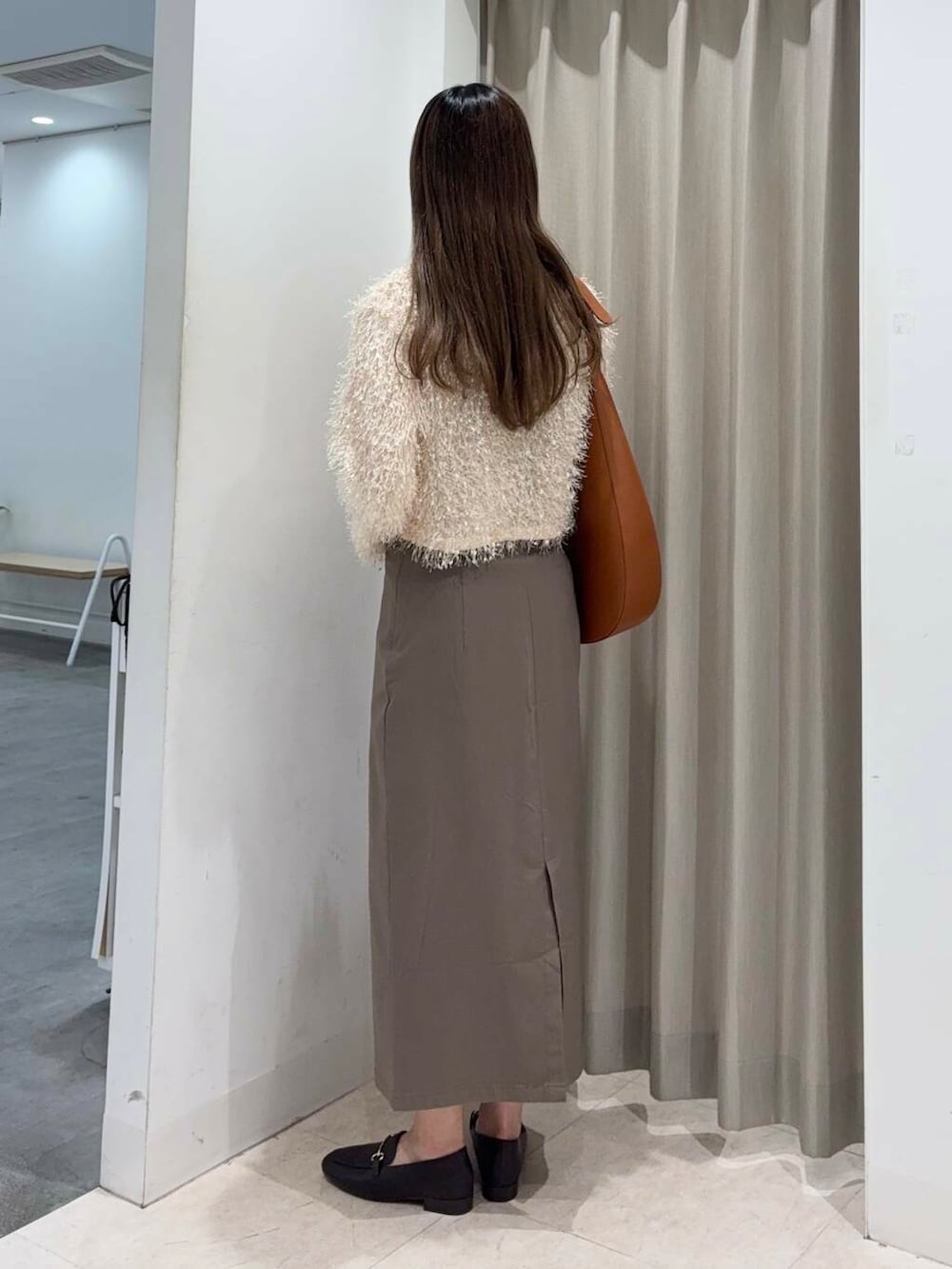 「センスオブプレイス、キレイめ、ロングスカート、ママコーデ、タイトスカート、ショート丈、senseofplace、休日コーデ、newarrival、高身長、20代後半、骨格ウェーブ、キレイめコーデ、イエベ秋、肩幅広め」|「SENSE OF PLACE by URBAN RESEARCHの『WEB/一部店舗限定サイズ』ストレッチサスツキハイウエストスカート(スカート、ブラウン系)」を使った、wakaさん(レディース・162cm)の春コーディネートの2枚目の写真