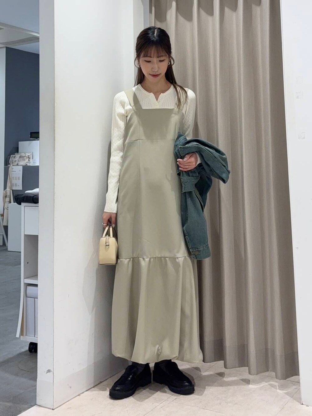 「センスオブプレイス、大人カジュアル、デニム、ジャケット、ニット、ママコーデ、ジャンパースカート、カジュアルコーデ、ブルー、senseofplace、春アウター、休日コーデ、newarrival、デニムジャケット、ジャンスカ」|「SENSE OF PLACE by URBAN RESEARCHの『WEB/一部店舗限定カラー』ヘンリーネックミニケーブルセーター(ニット/セーター、ホワイト系)」を使った、wakaさん(レディース・162cm)の冬コーディネートの5枚目の写真