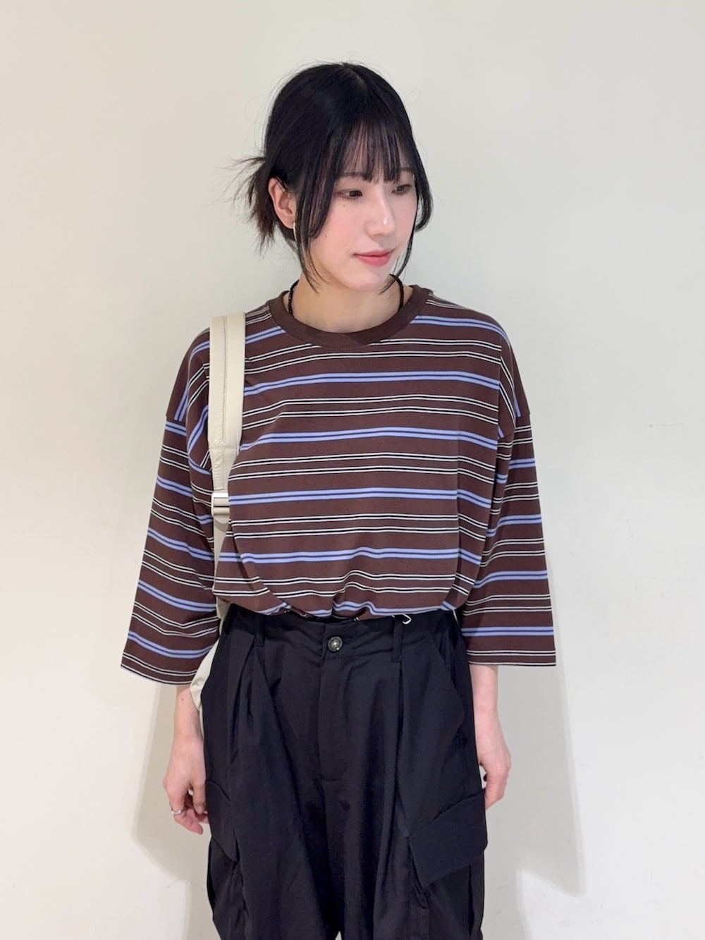 ブラック系のその他パンツ、ベージュ系のバックパック/リュックを着用したレディースの春コーディネートの3枚目の写真
