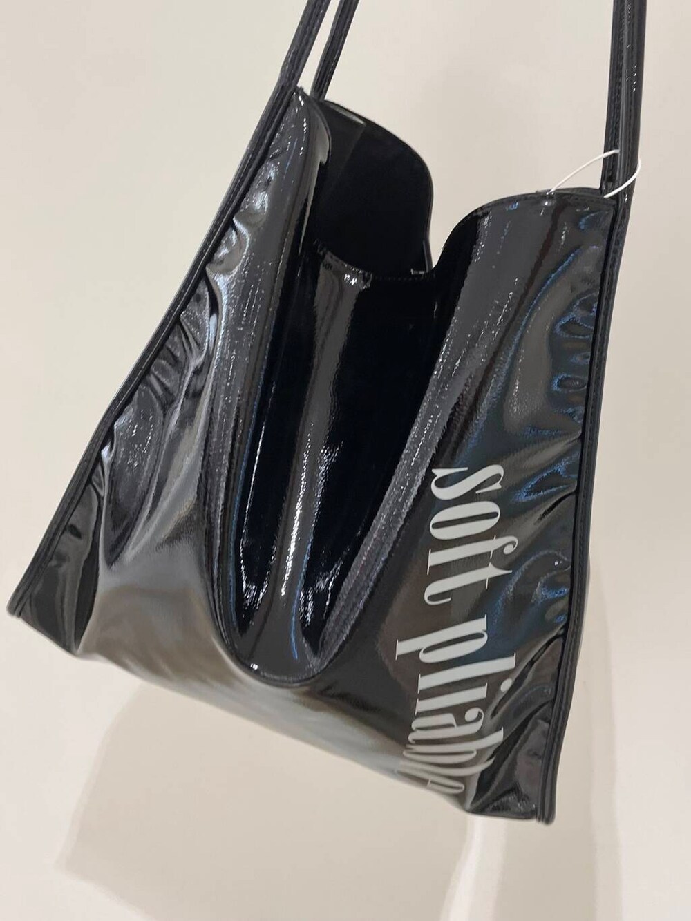 ブラック系のキャミソール、ブラック系のトートバッグ、グレー系のワンピースを着用したレディースの夏コーディネートの5枚目の写真