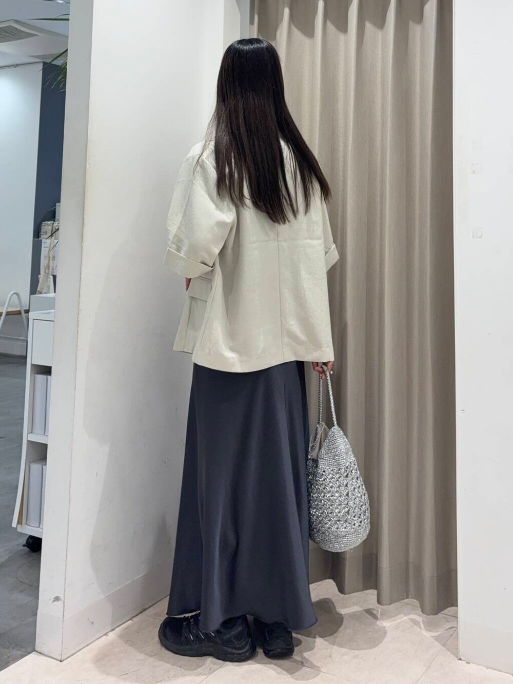 「センスオブプレイス、ジャケット、ニット、ロングスカート、ママコーデ、ブルー、senseofplace、休日コーデ、newarrival、リネンライク、高身長、おでかけコーデ、20代後半、骨格ウェーブ、キレイめカジュアル」|「SENSE OF PLACE by URBAN RESEARCHのメタリックヤーンバッグ(ハンドバッグ、シルバー系)」を使った、wakaさん(レディース・162cm)の春コーディネートの2枚目の写真