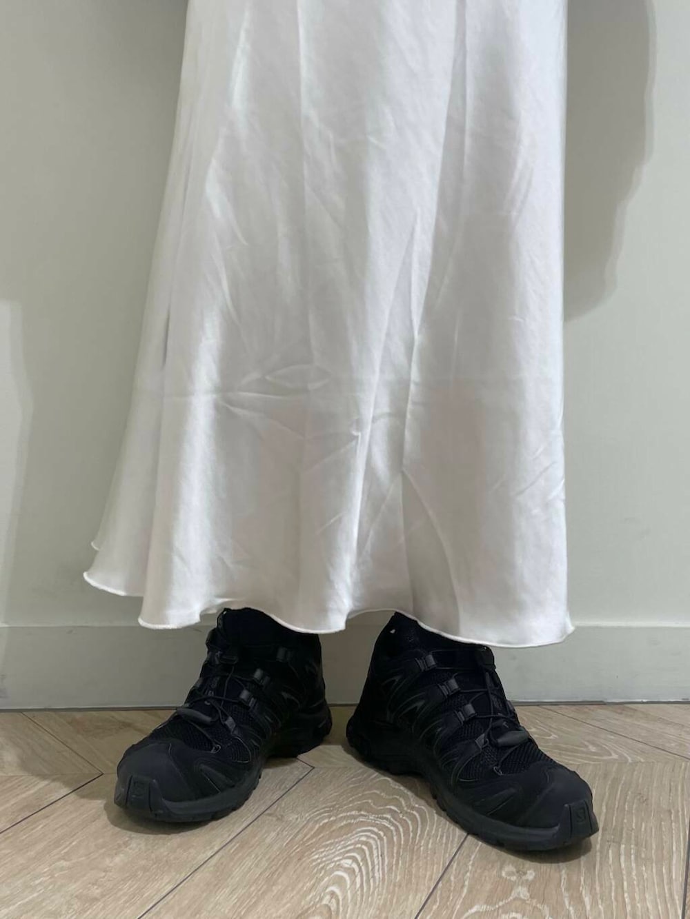 ブラック系のショルダーバッグ、ホワイト系のスカート、その他のスウェットを着用したレディースの秋コーディネートの3枚目の写真