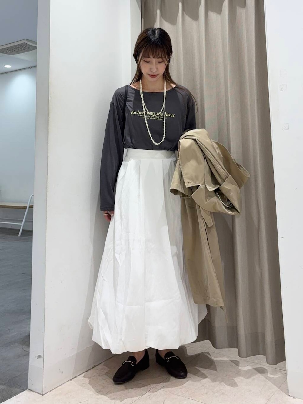 「センスオブプレイス、大人カジュアル、Tシャツ、ロングスカート、ママコーデ、カジュアルコーデ、トレンチコート、ロゴT、senseofplace、春アウター、休日コーデ、newarrival、高身長、おでかけコーデ、20代後半」|「SENSE OF PLACE by URBAN RESEARCHのバルーンスカート(スカート、ホワイト系)」を使った、wakaさん(レディース・162cm)の春コーディネートの2枚目の写真