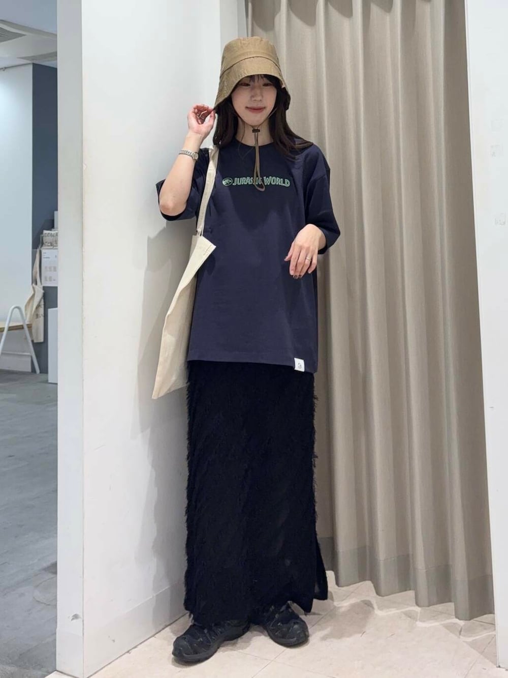 「センスオブプレイス、大人カジュアル、Tシャツ、スカート、ママコーデ、カジュアルコーデ、フリンジ、senseofplace、休日コーデ、WEB限定、メンズ、ウエストゴム、高身長、おでかけコーデ、20代後半」|「SENSE OF PLACE by URBAN RESEARCHの『WEB限定』『UVカット』UVダウンブリムハット(ハット、グリーン系)」を使った、wakaさん(レディース・162cm)の夏コーディネートの2枚目の写真