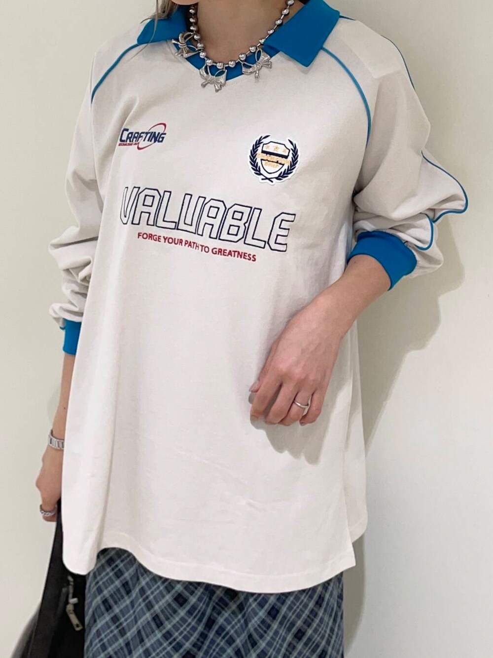 ブラック系のハンドバッグ、グレー系のスカート、ブルー系のTシャツ/カットソーを着用したレディースの秋コーディネートの3枚目の写真