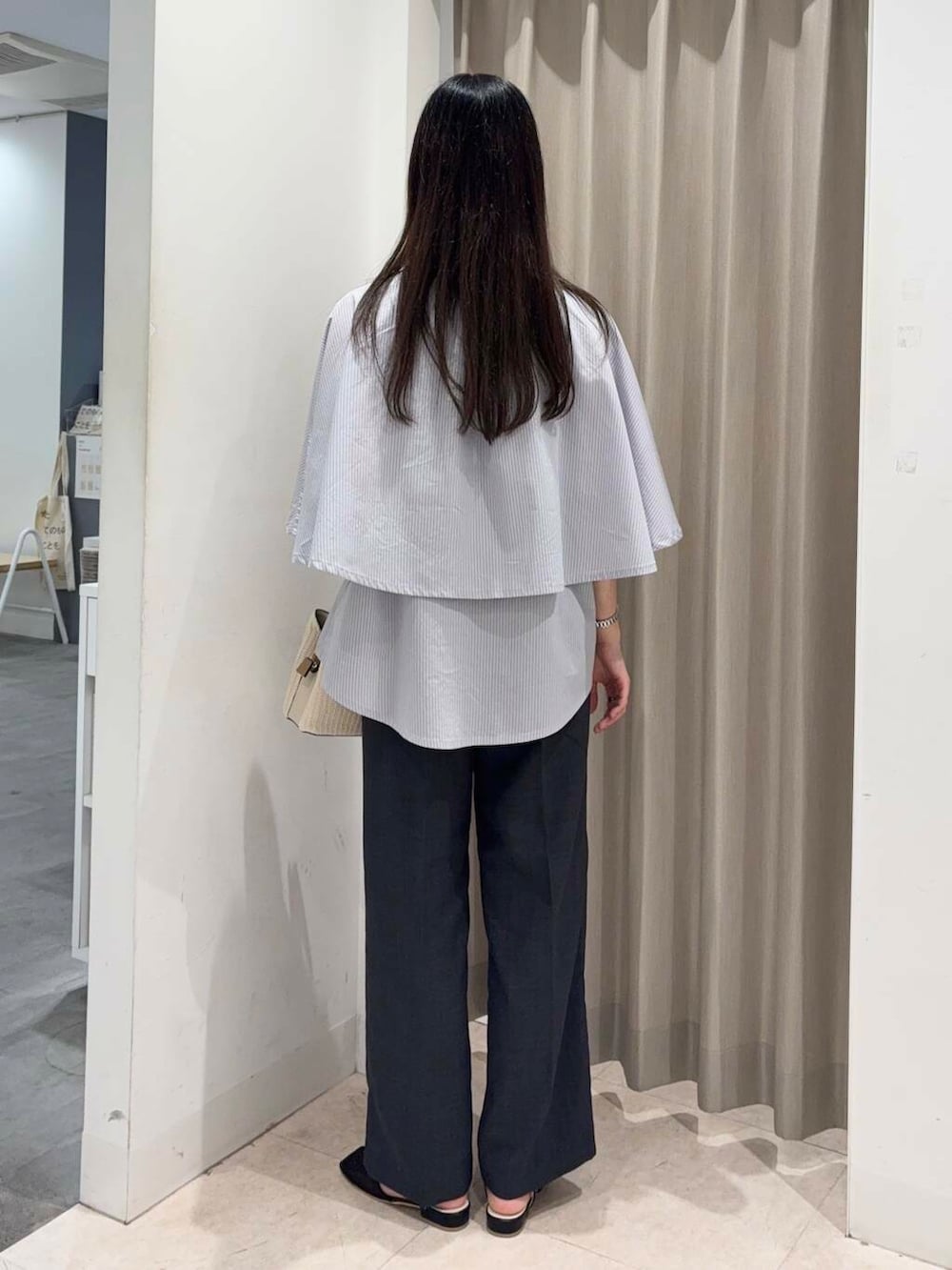 「センスオブプレイス、ワイドパンツ、キレイめ、ママコーデ、ブラウス、KBF、ブルー、ノースリーブ、senseofplace、パンツスタイル、リネンライク、高身長、20代後半、骨格ウェーブ、キレイめコーデ」｜「SENSE OF PLACE by URBAN RESEARCHのTストラップメッシュサンダル（サンダル、ブラック系）」を使った、wakaさん（レディース・162cm）の夏コーディネートの2枚目の写真